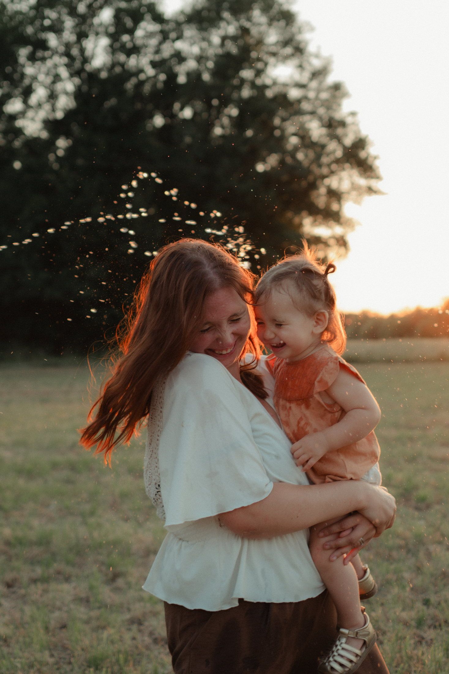 Famille photographiée au coucher du soleil en Haute-Vienne