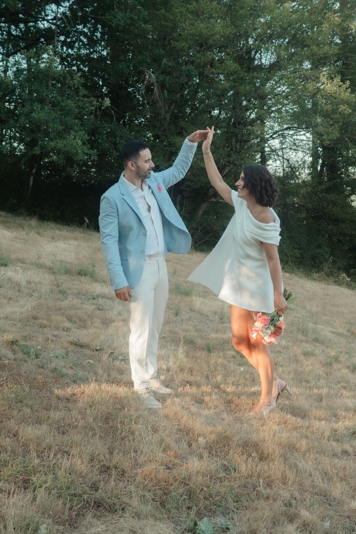 Couple de mariés lors d’un reportage photo naturel