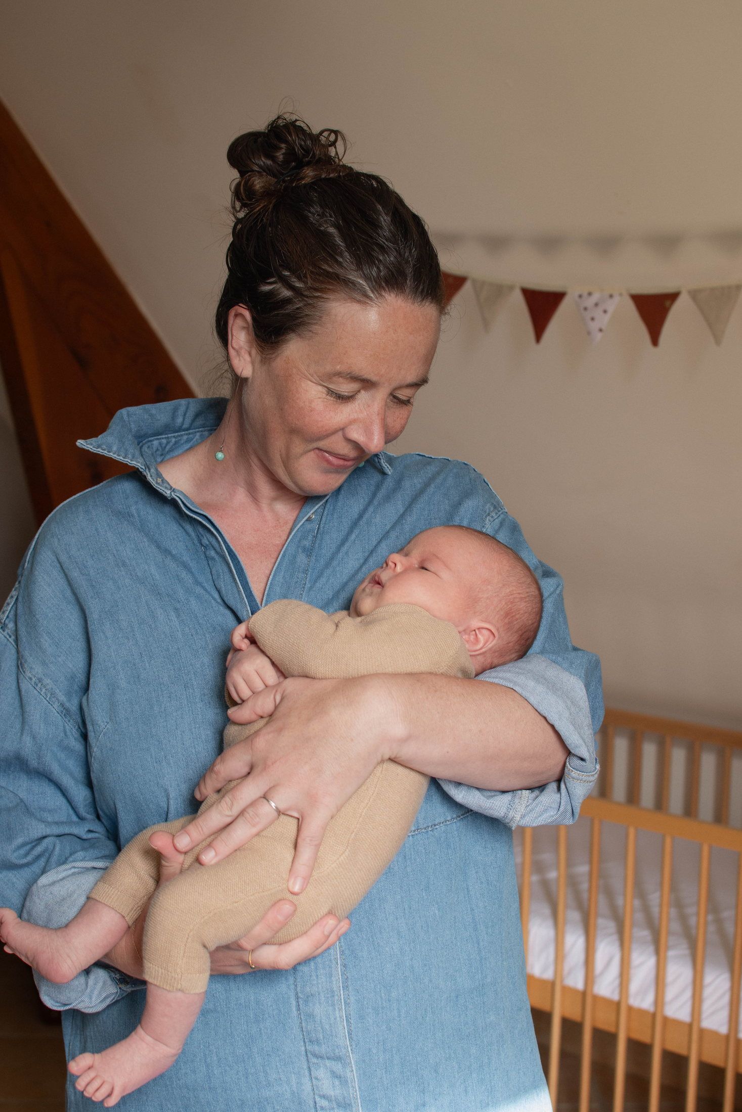 Nouveau-né photographié avec sa famille lors d’une séance naissance