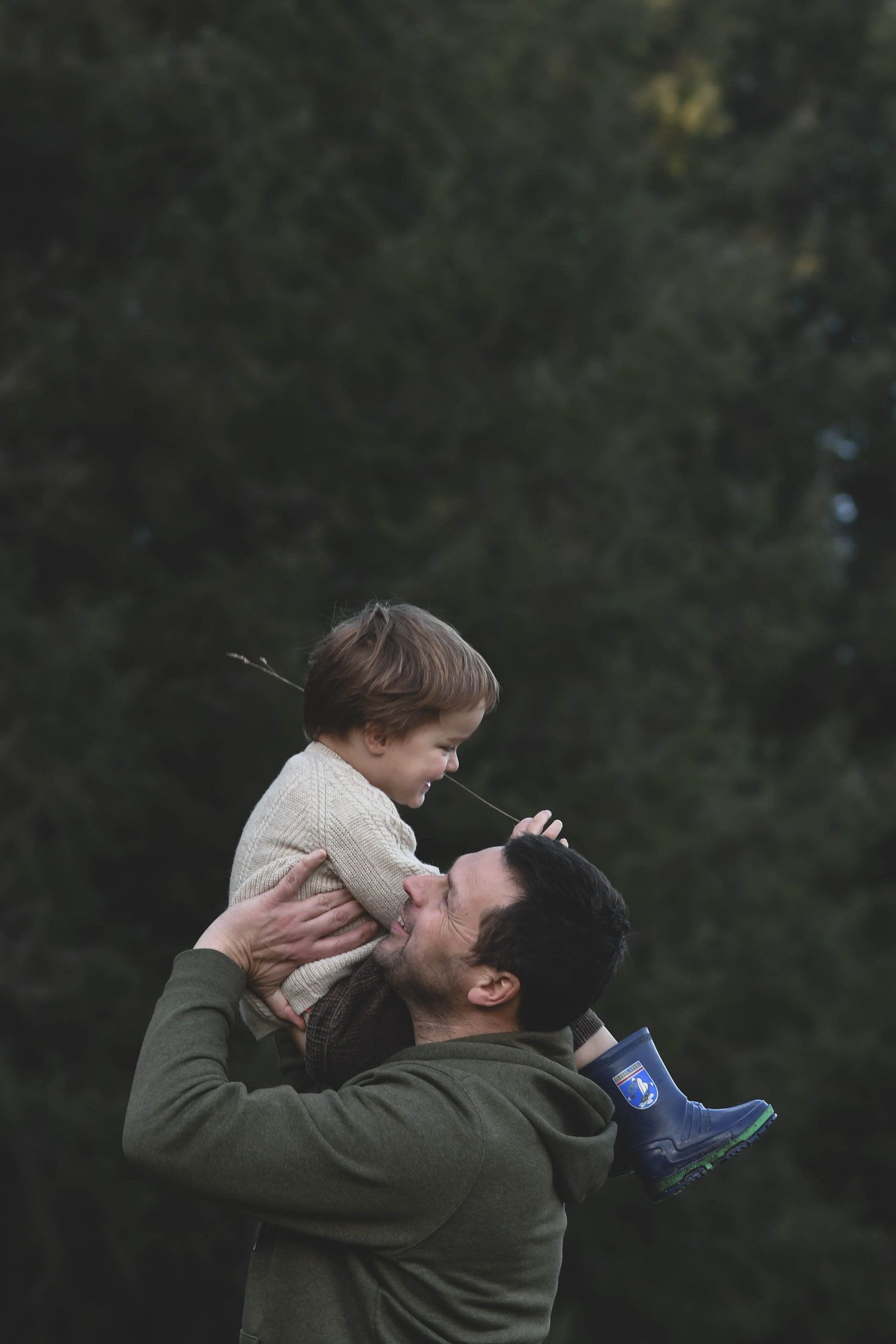 Enfant photographié en pleine nature lors d’une séance famille