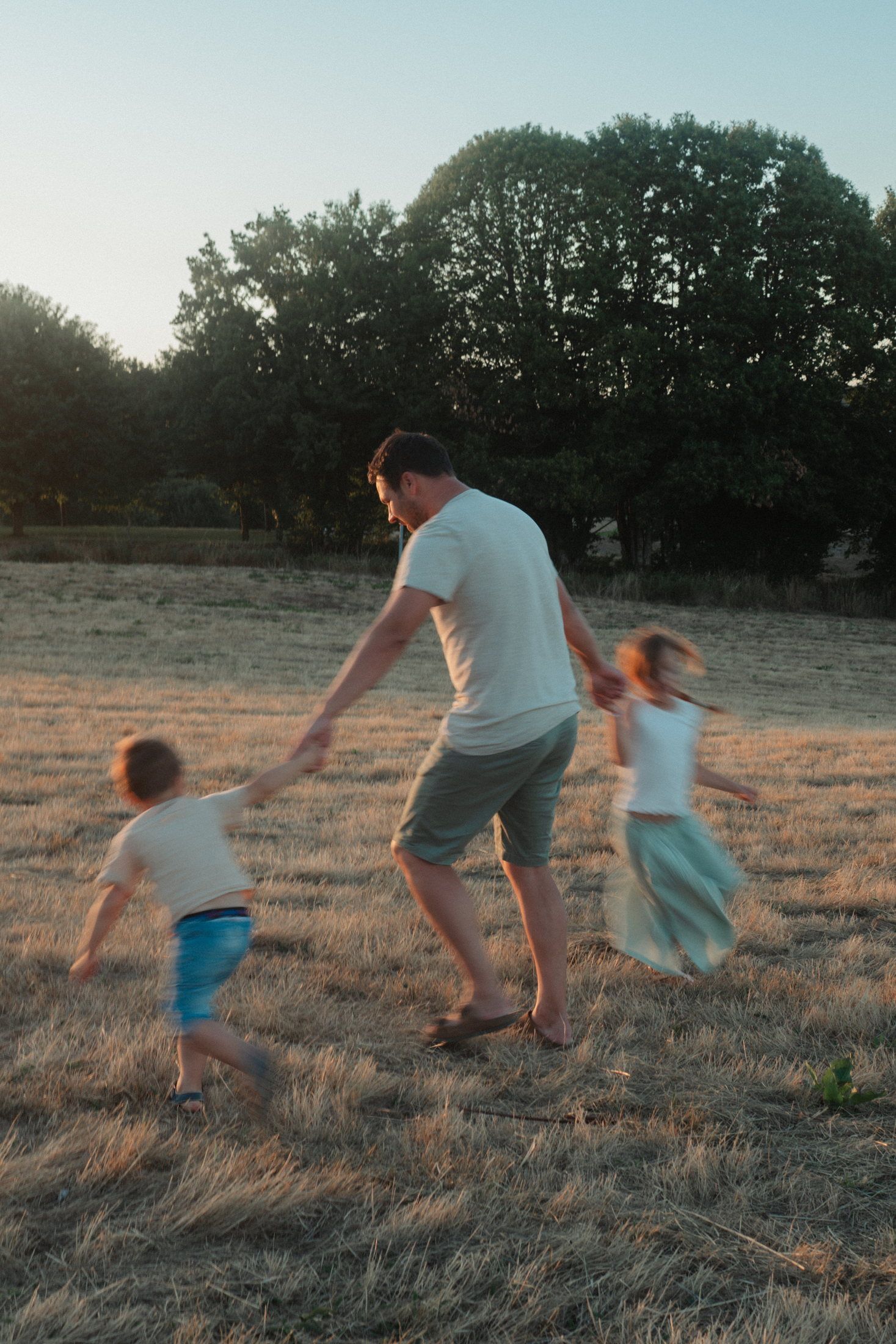 Famille photographiée au coucher du soleil en Haute-Vienne