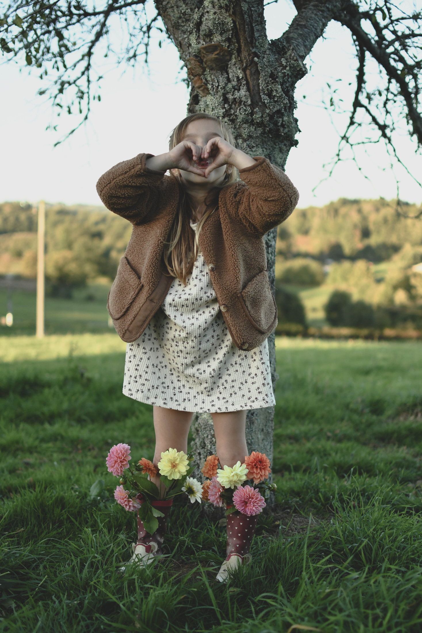 Enfant photographié en pleine nature lors d’une séance famille