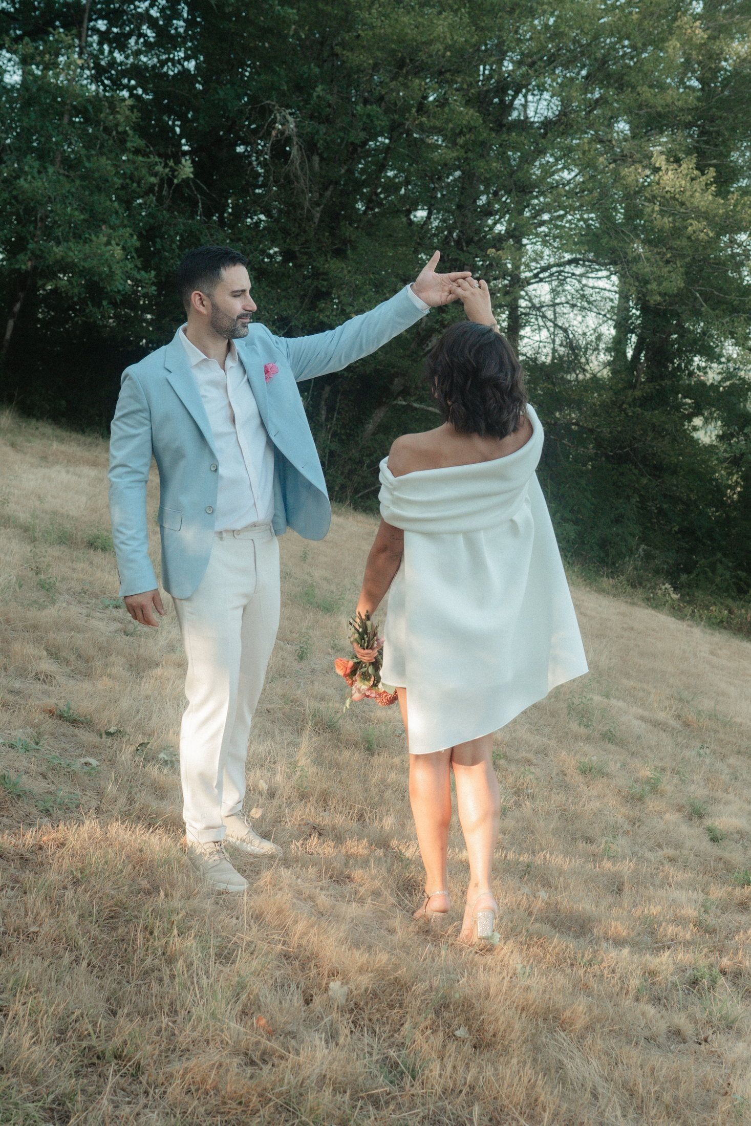 Couple de mariés lors d’un reportage photo naturel