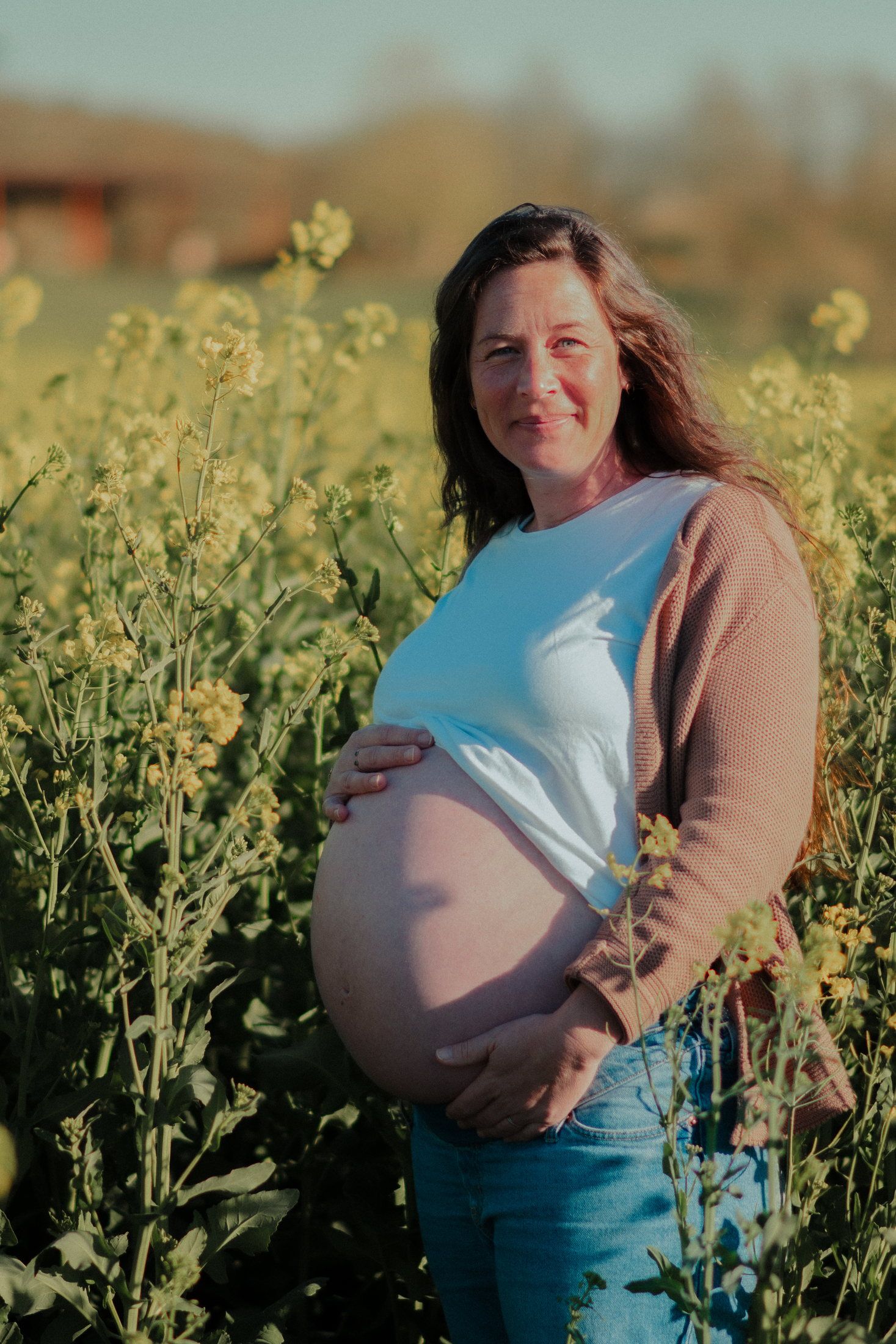 Future maman dans un champ de colza en Haute-Vienne