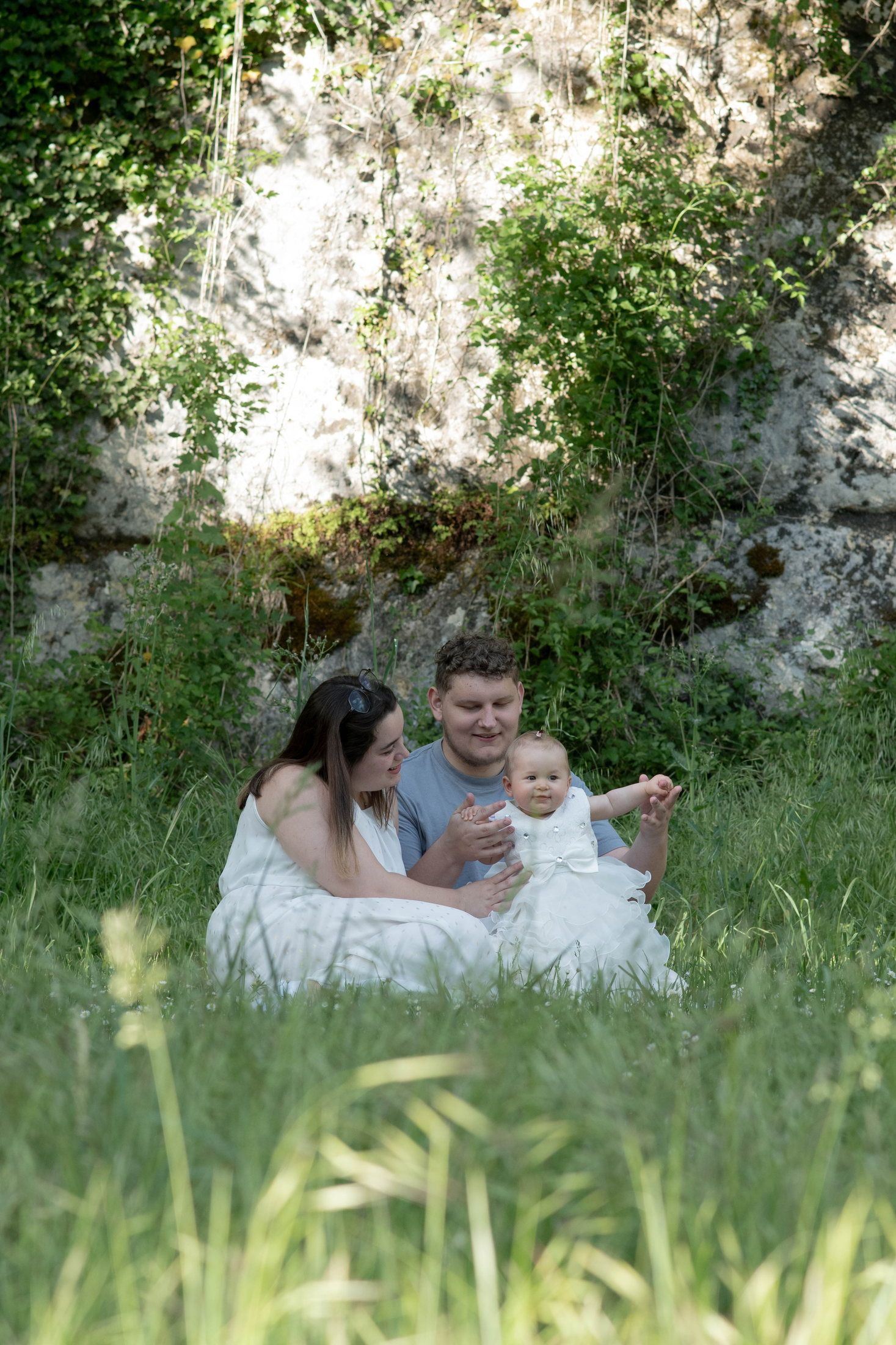 Nouveau-né photographié avec sa famille lors d’une séance naissance