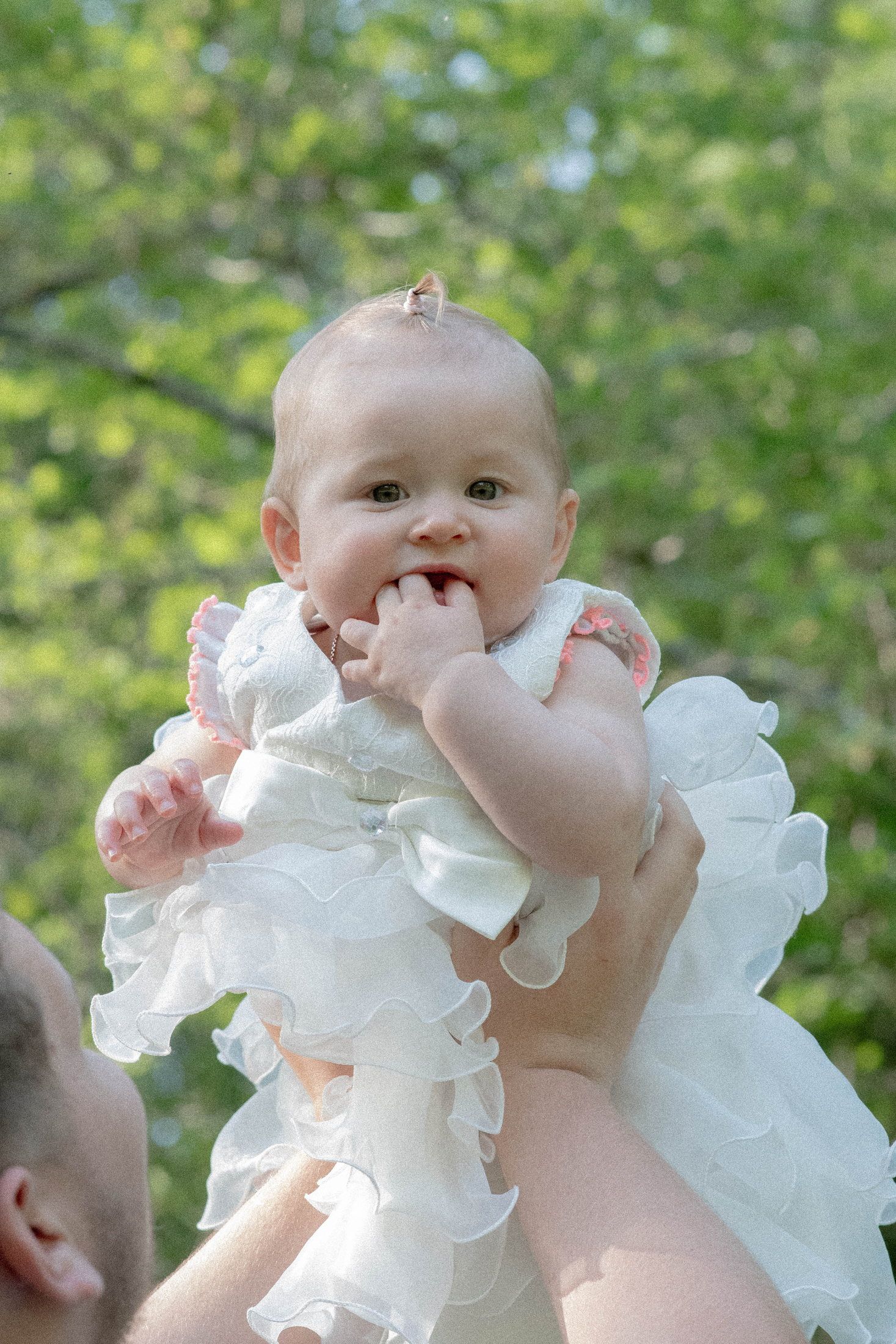 Nouveau-né photographié avec sa famille lors d’une séance naissance