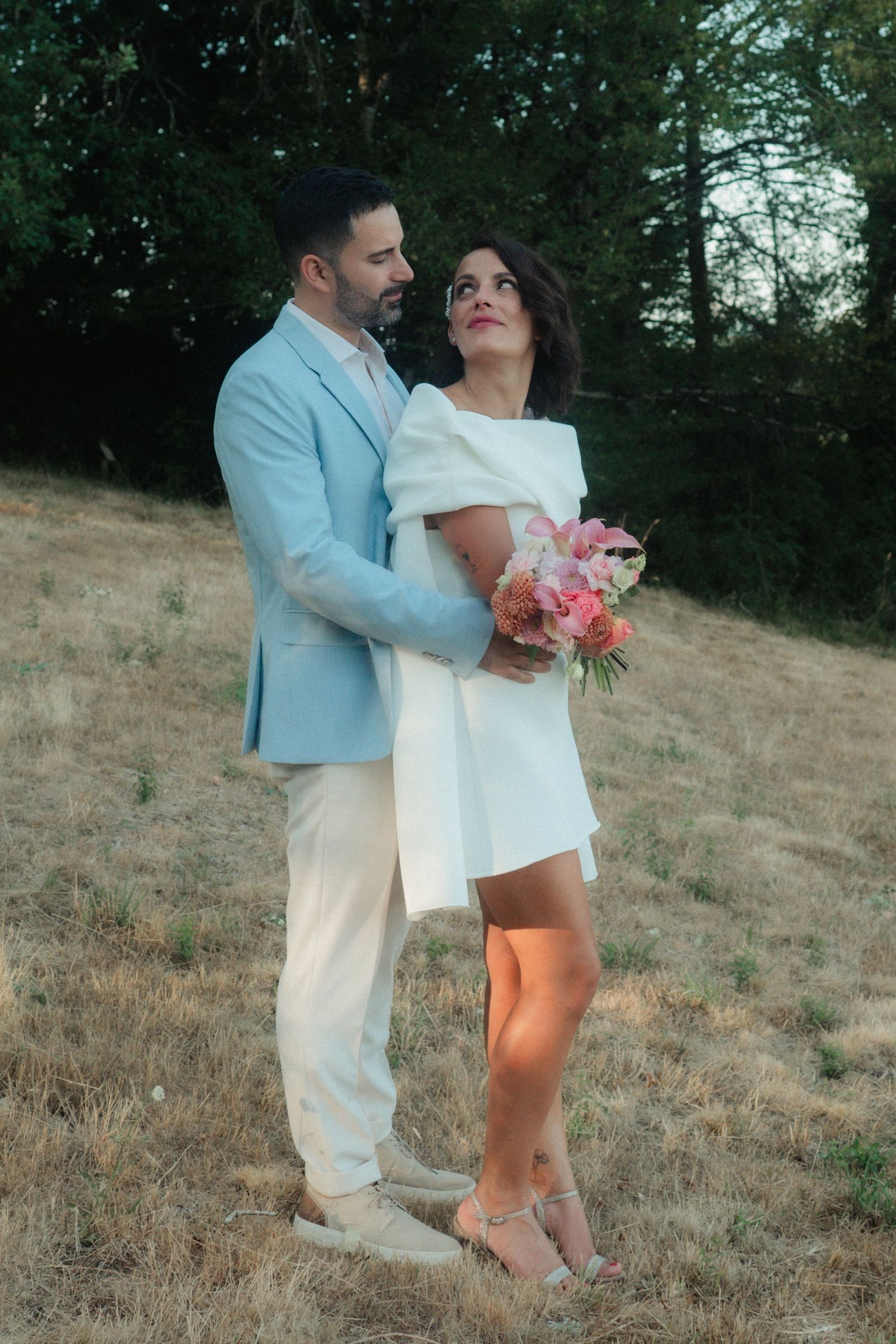 Couple photographié naturellement en extérieur
