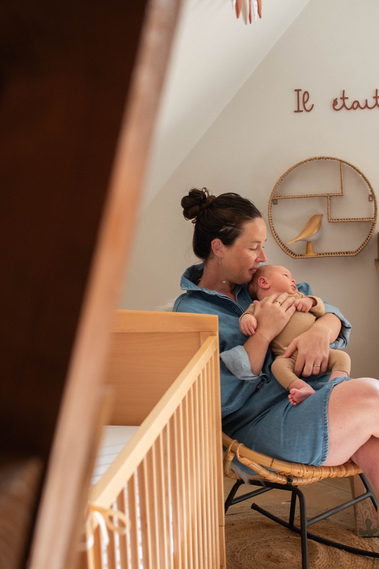 Nouveau-né photographié avec sa famille lors d’une séance naissance