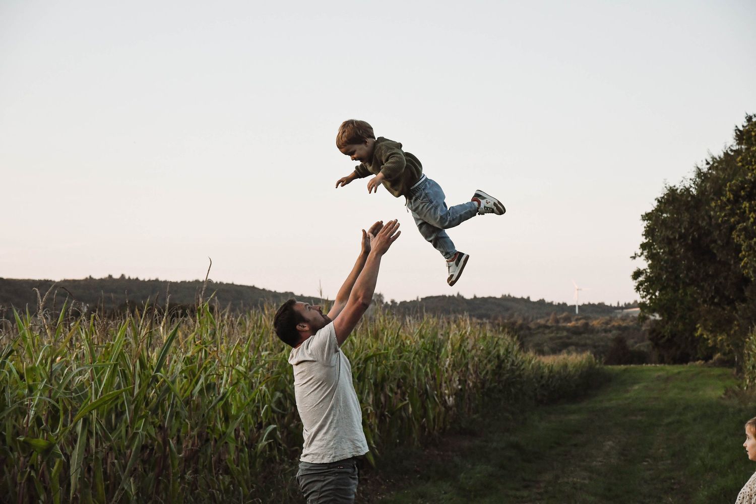 Enfant photographié en pleine nature lors d’une séance famille