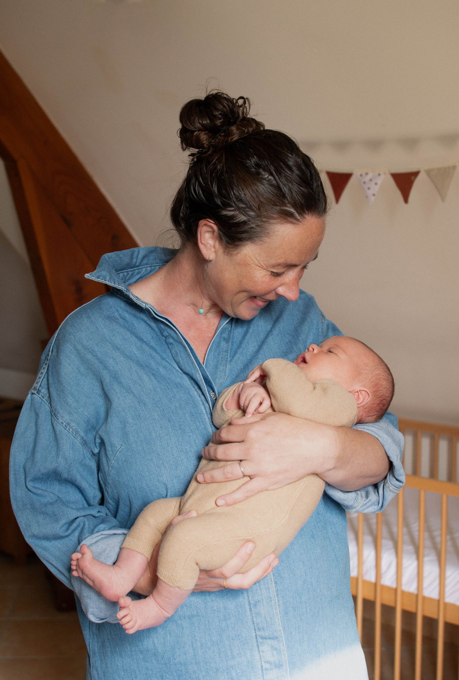 Bébé photographié avec douceur lors d’une séance naissance