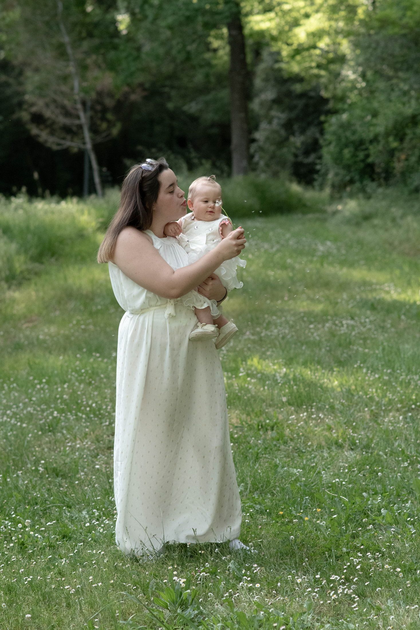 Nouveau-né photographié avec sa famille lors d’une séance naissance