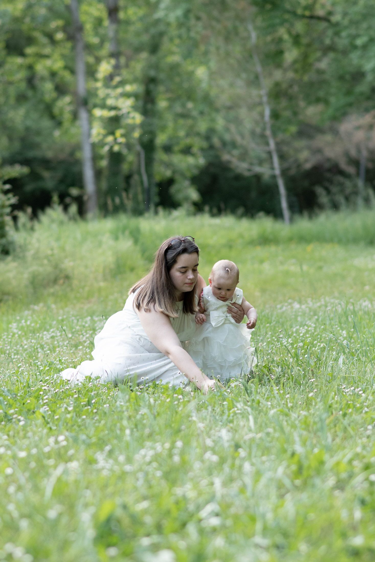 Nouveau-né photographié avec sa famille lors d’une séance naissance