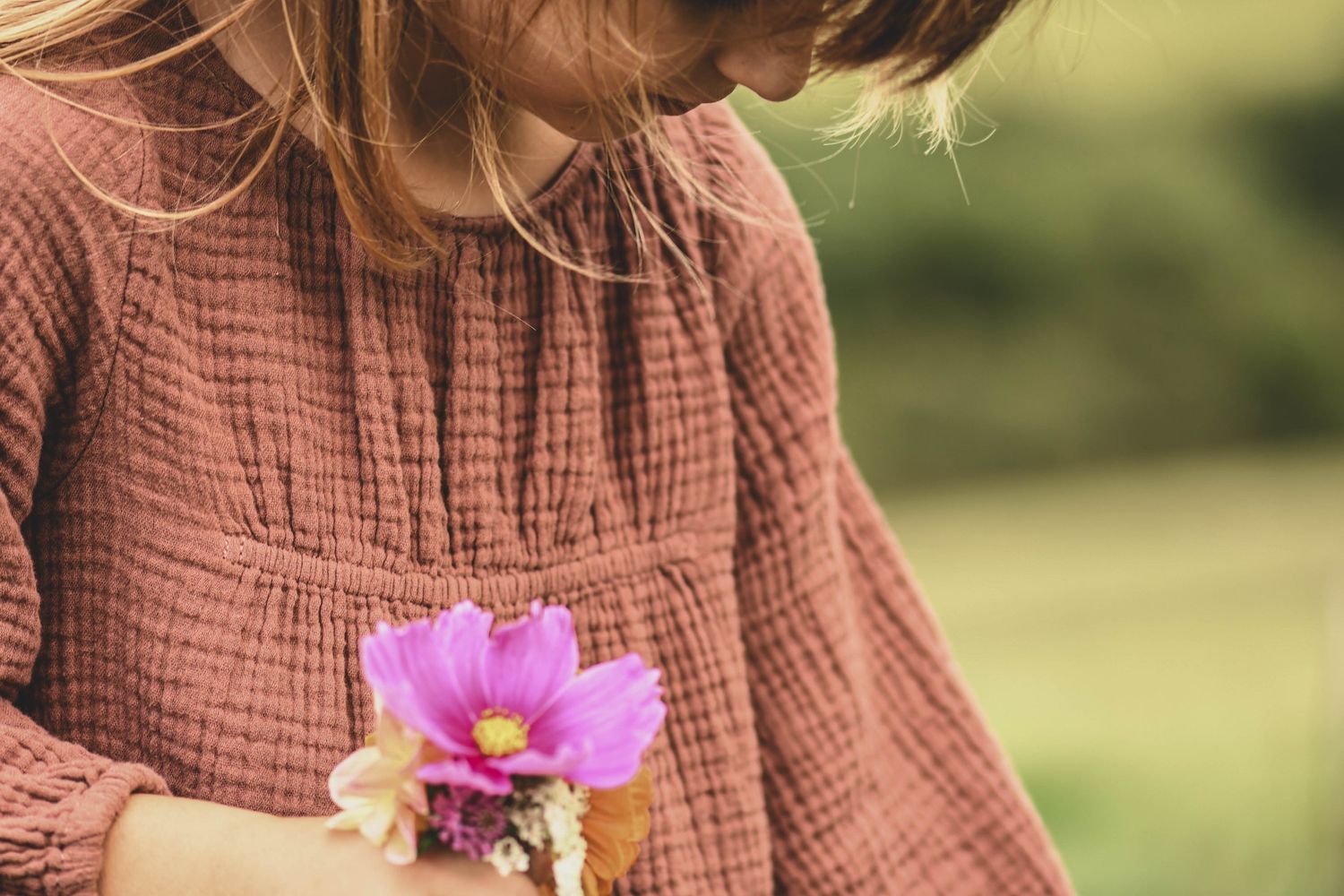 Enfant photographié en pleine nature lors d’une séance famille