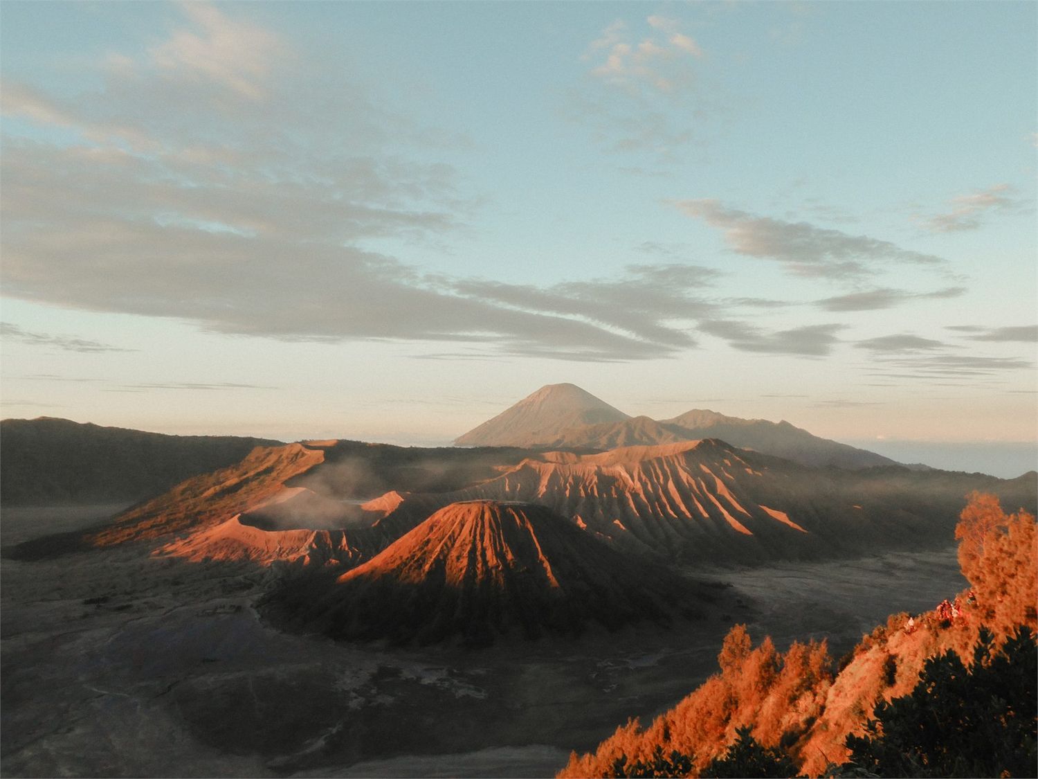 Lever de soleil sur les volcans d’Indonésie
