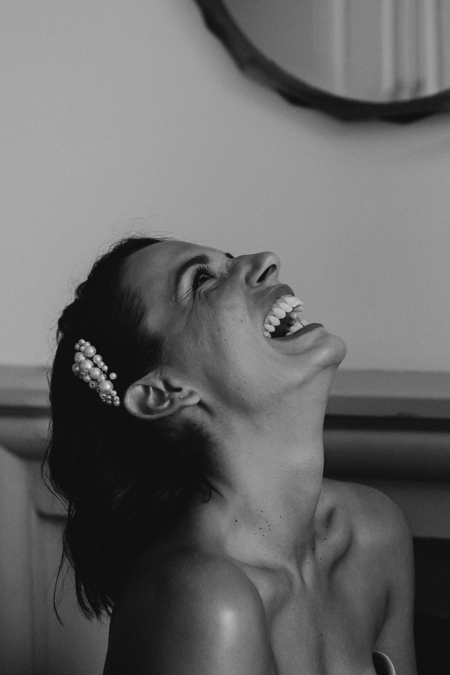 Moment naturel photographié lors d’un mariage