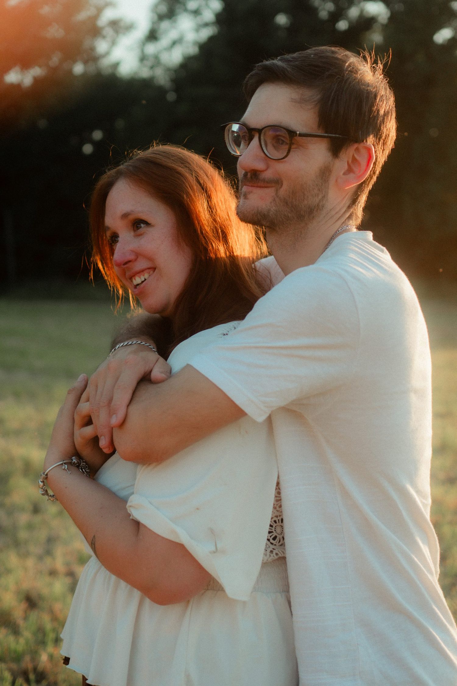 Couple photographié naturellement en extérieur