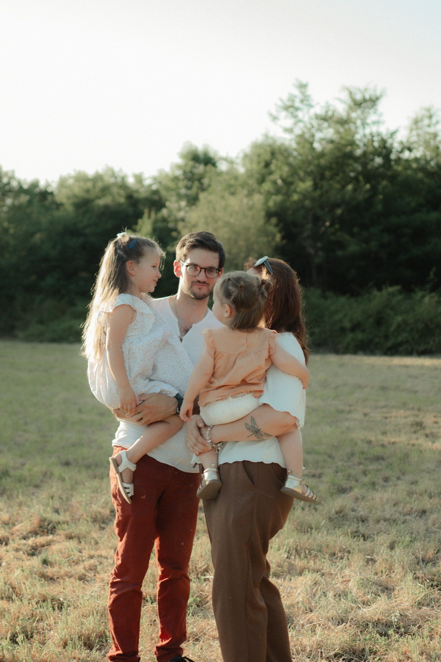 Famille photographiée au coucher du soleil en Haute-Vienne
