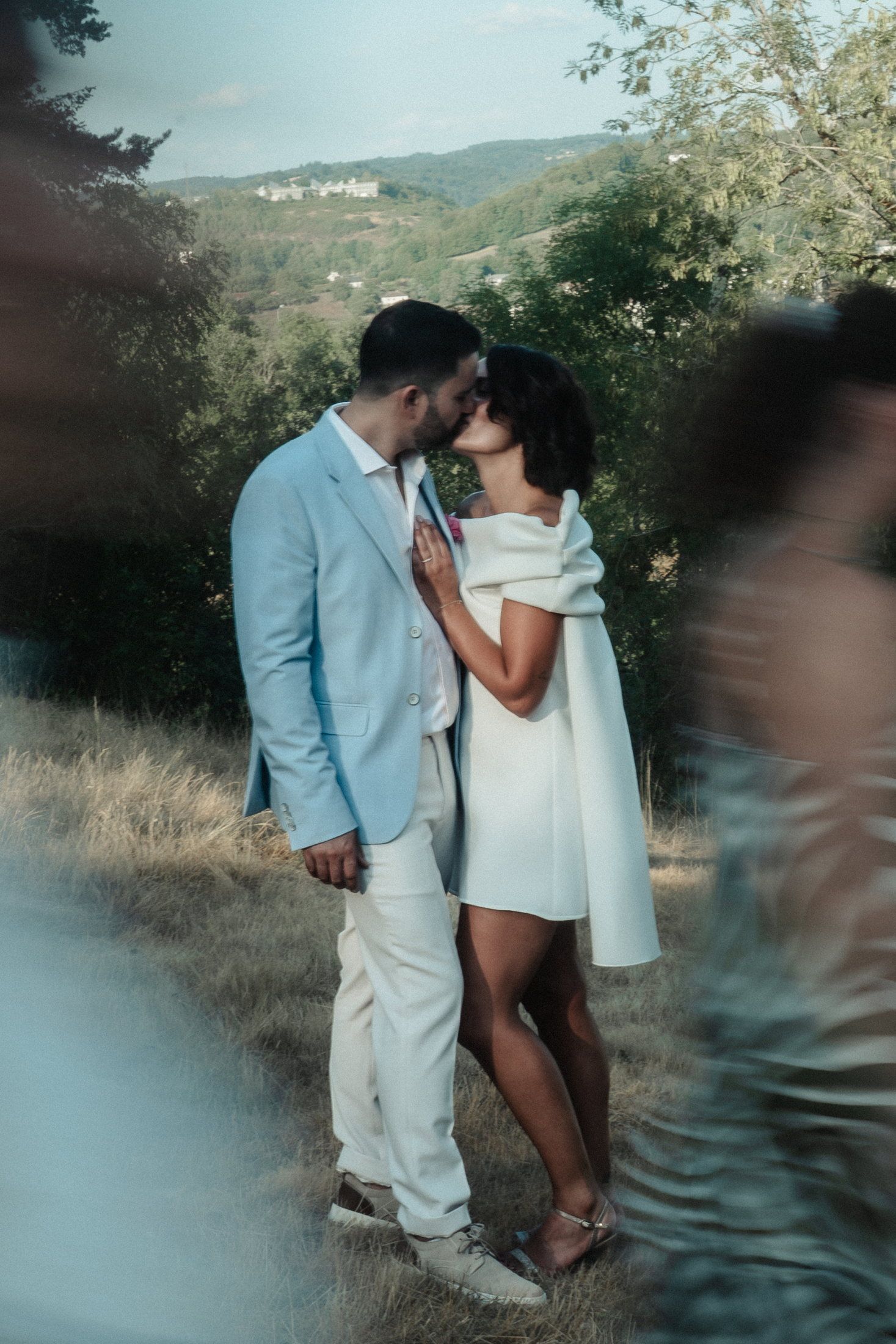 Couple de mariés lors d’un reportage photo naturel