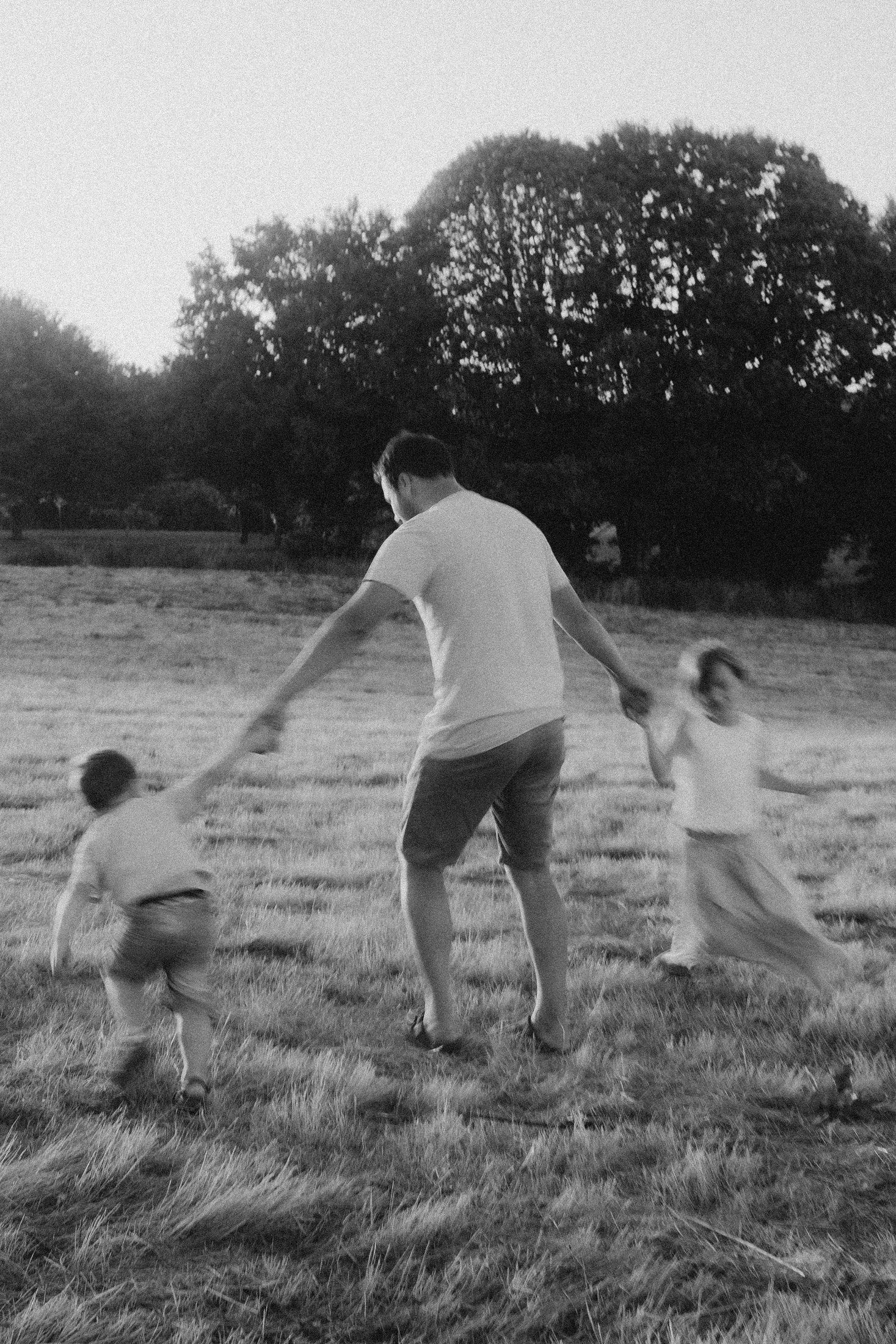 Famille photographiée au coucher du soleil en Haute-Vienne