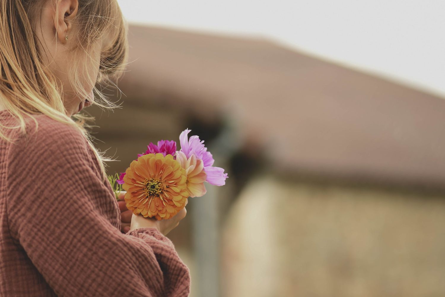 Enfant photographié en pleine nature lors d’une séance famille