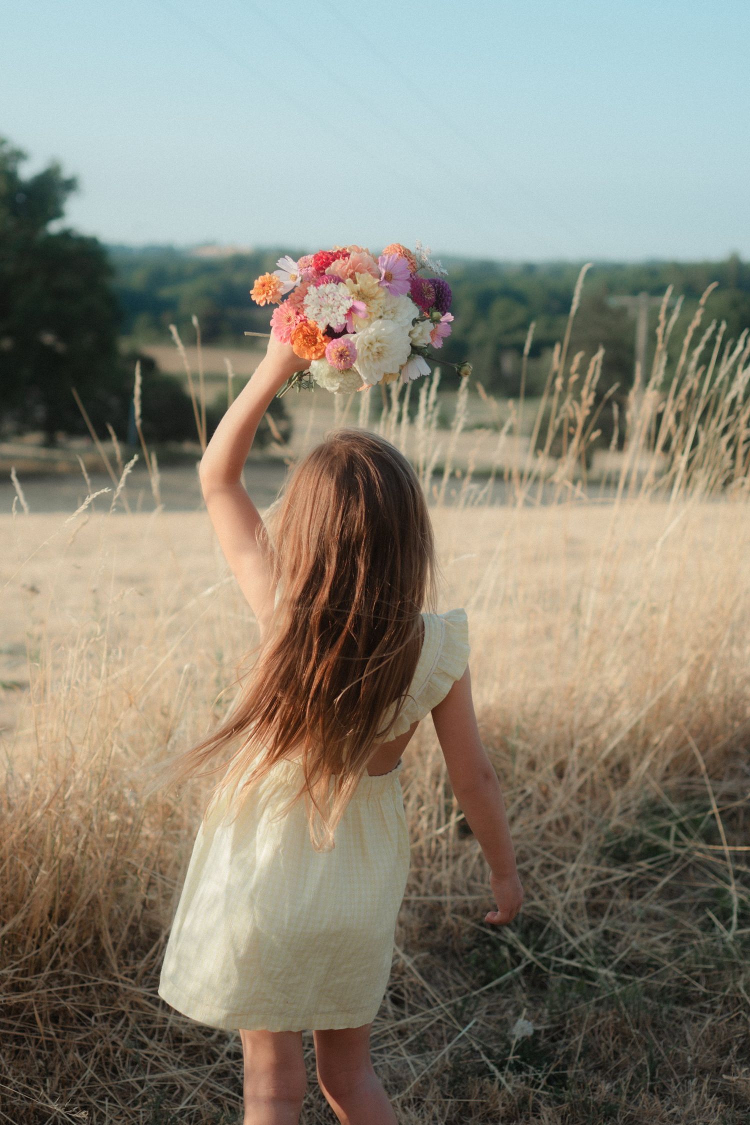 Enfant photographié naturellement en extérieur