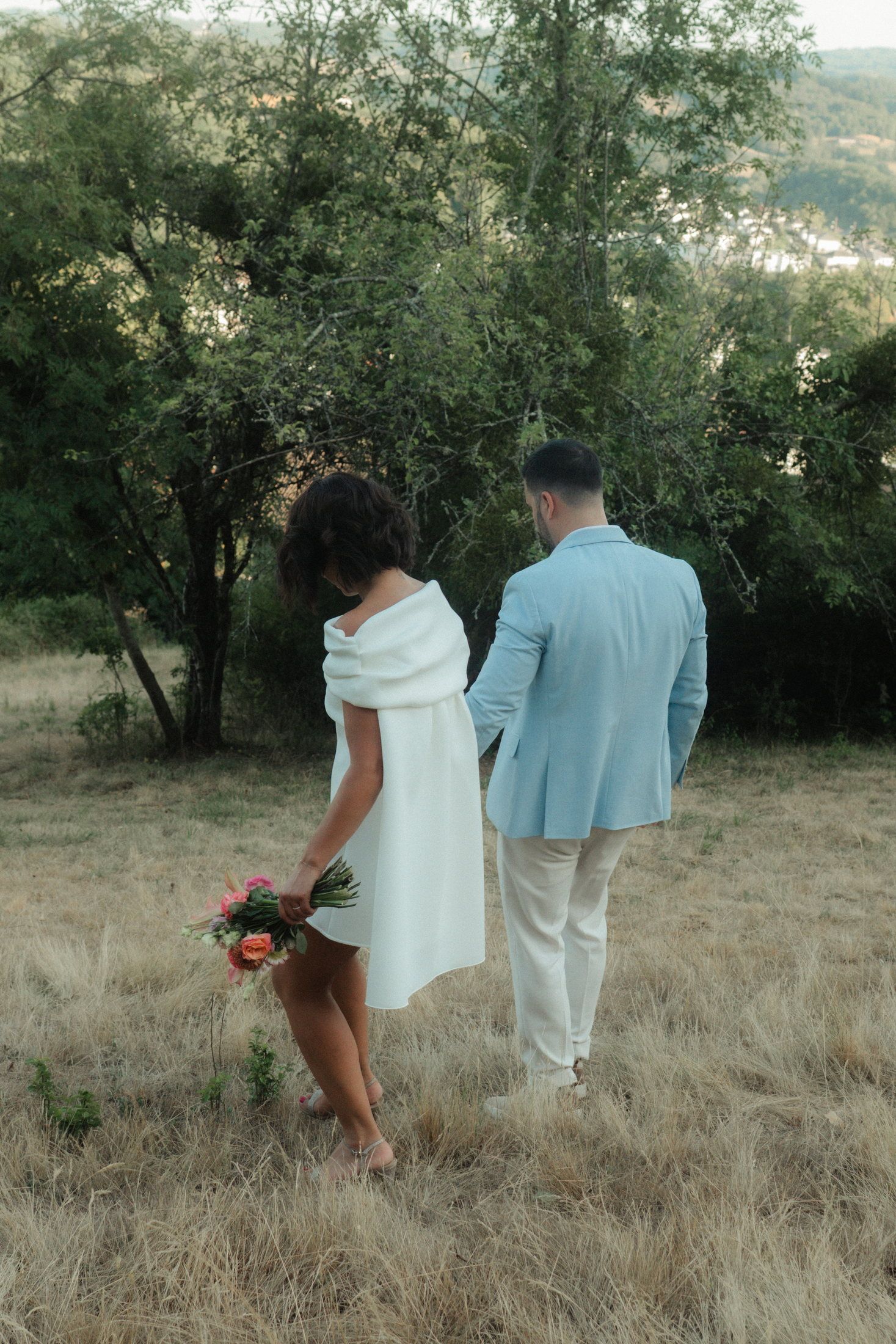 Couple photographié naturellement en extérieur