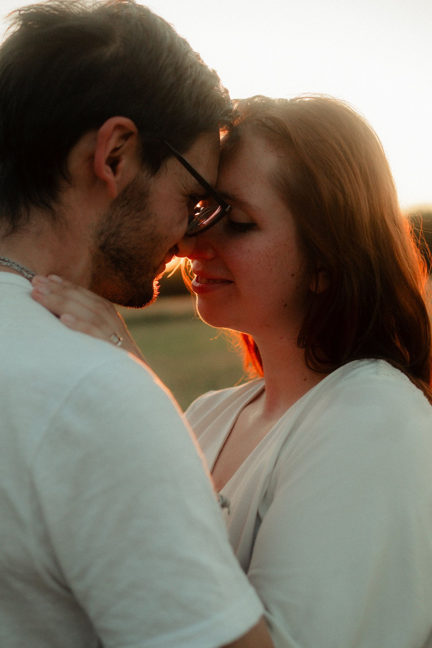 Couple photographié naturellement en extérieur