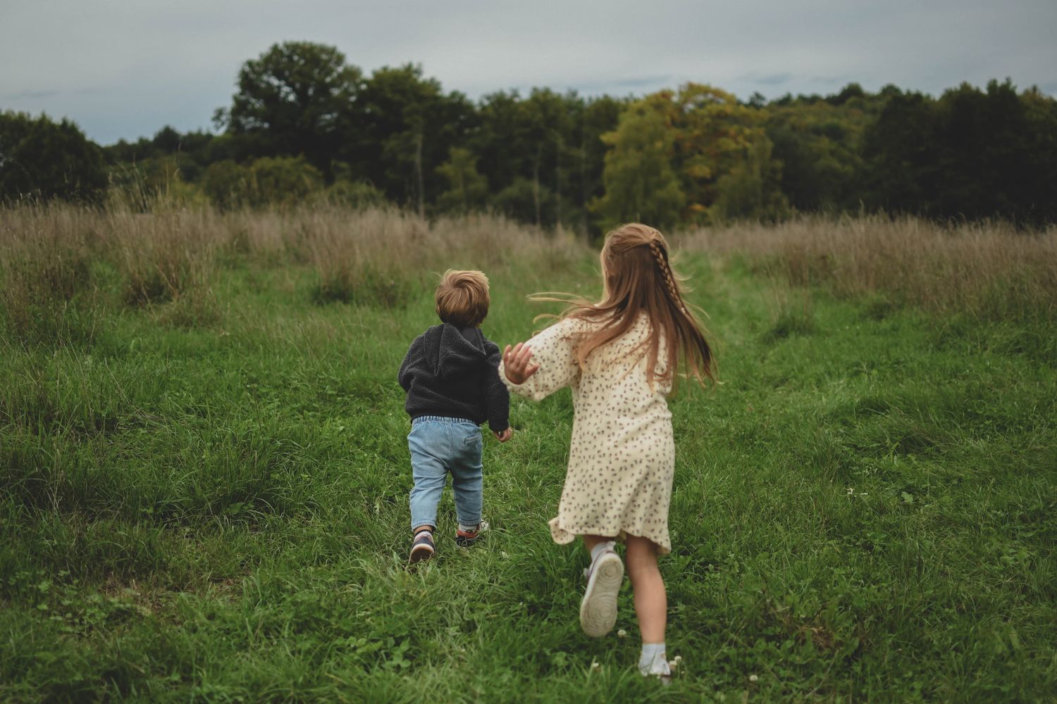 Enfant photographié en pleine nature lors d’une séance famille