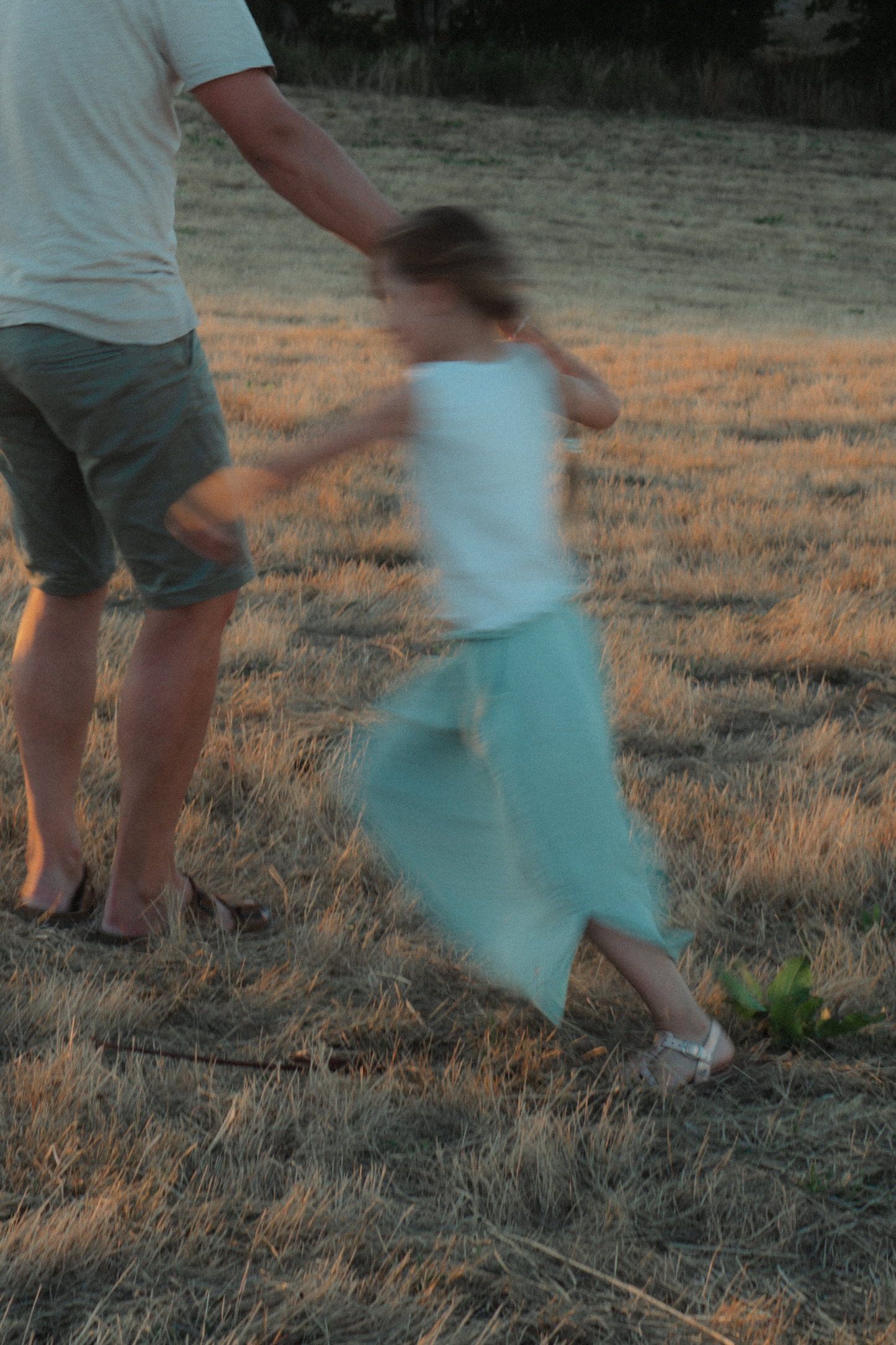 Famille photographiée au coucher du soleil en Haute-Vienne
