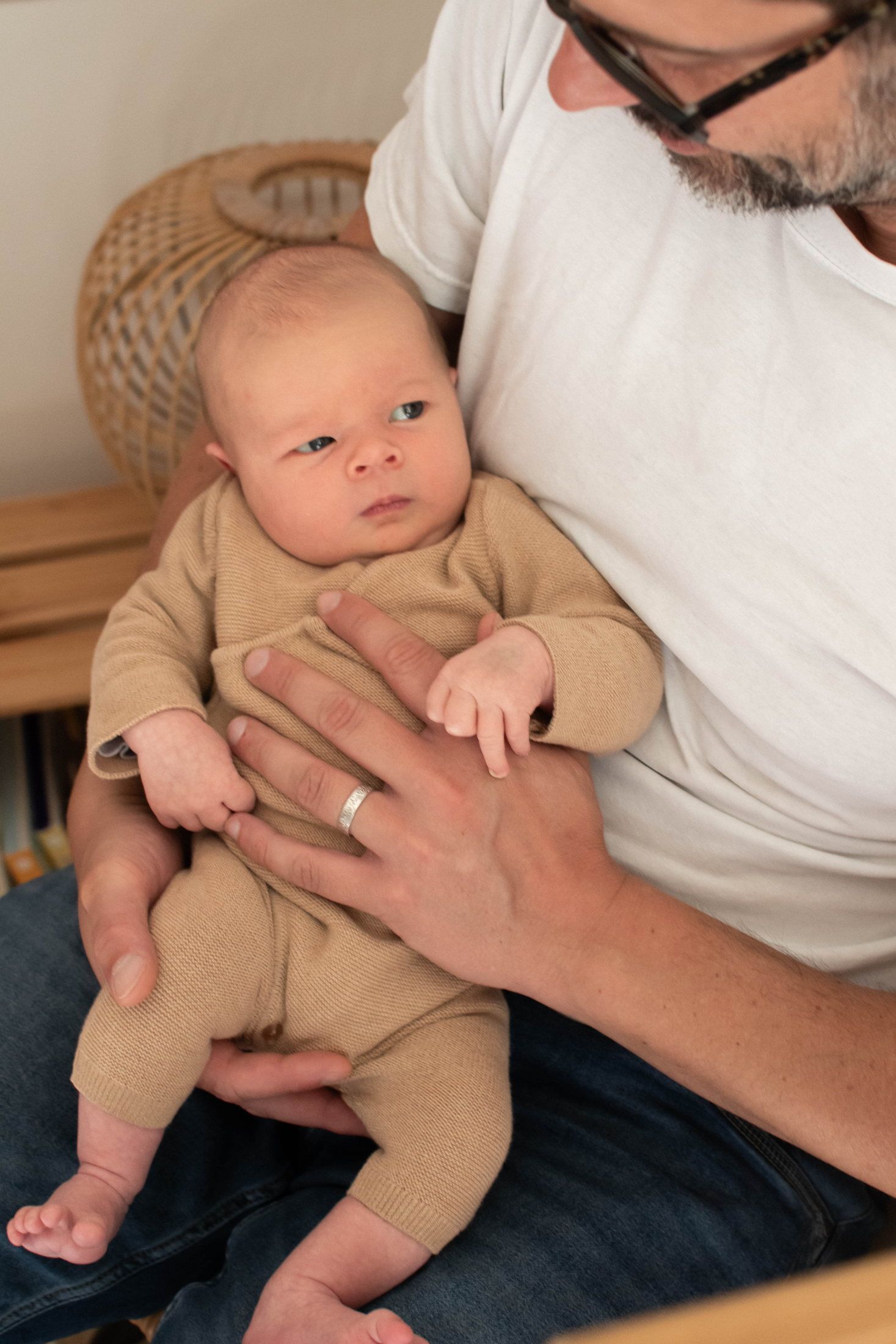 Nouveau-né photographié avec sa famille lors d’une séance naissance