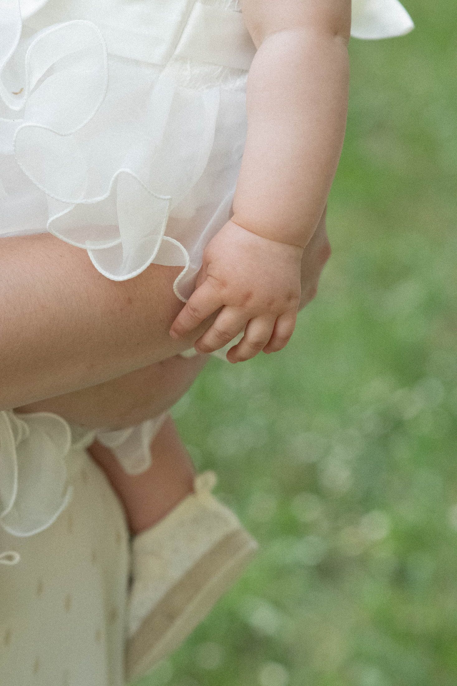 Nouveau-né photographié avec sa famille lors d’une séance naissance