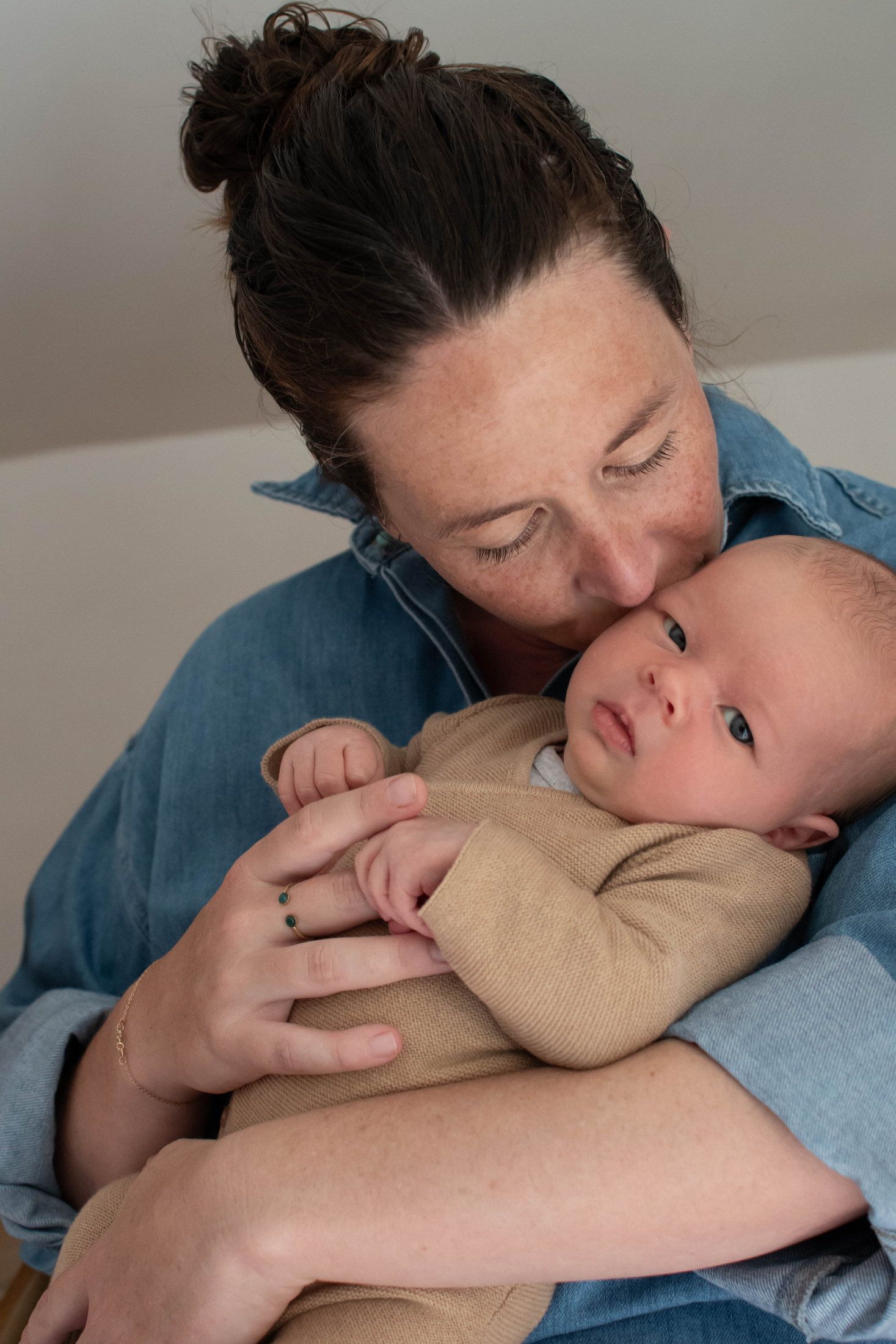 Nouveau-né photographié avec sa famille lors d’une séance naissance