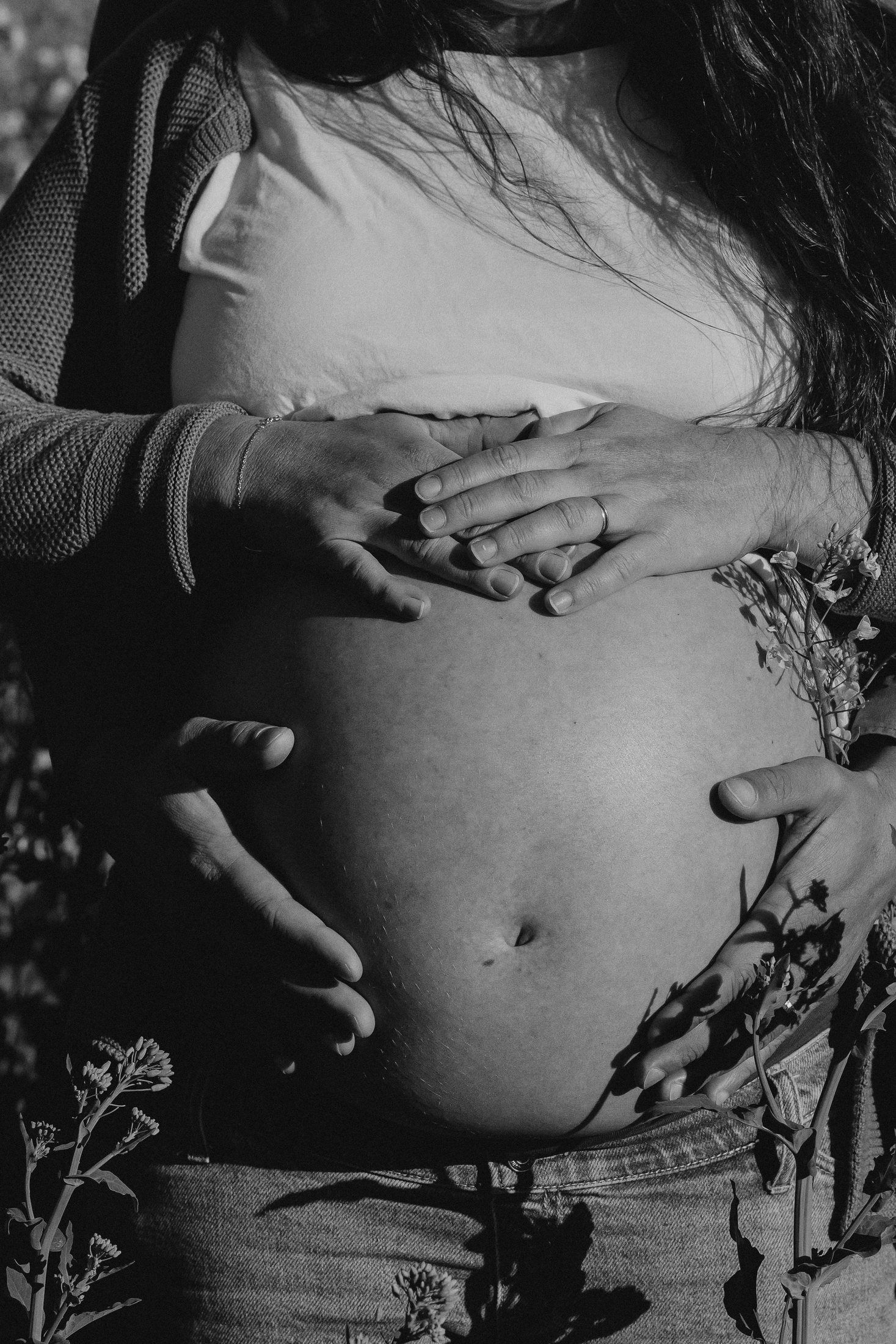 Couple attendant un enfant dans un champ de colza