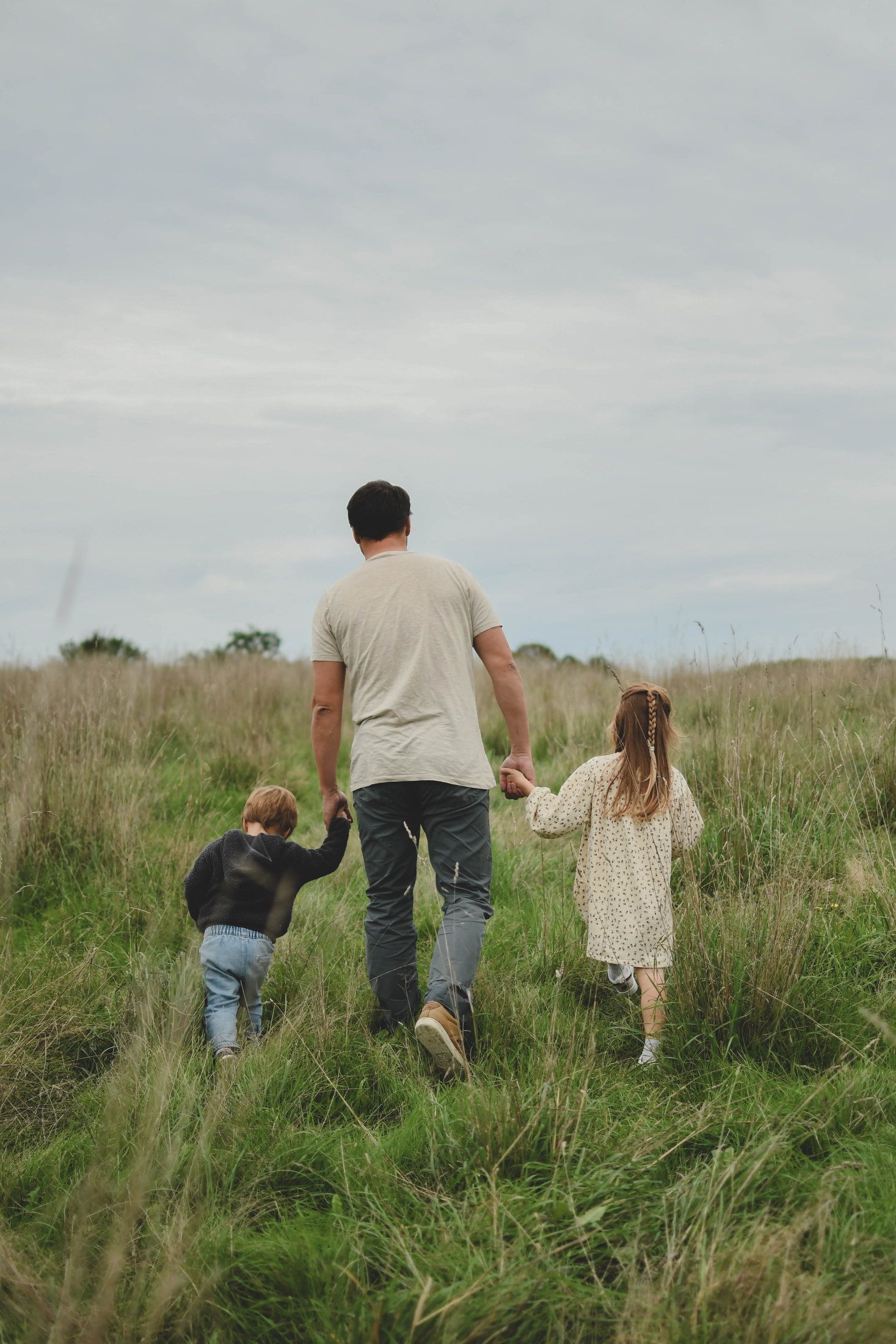 Enfant photographié en pleine nature lors d’une séance famille