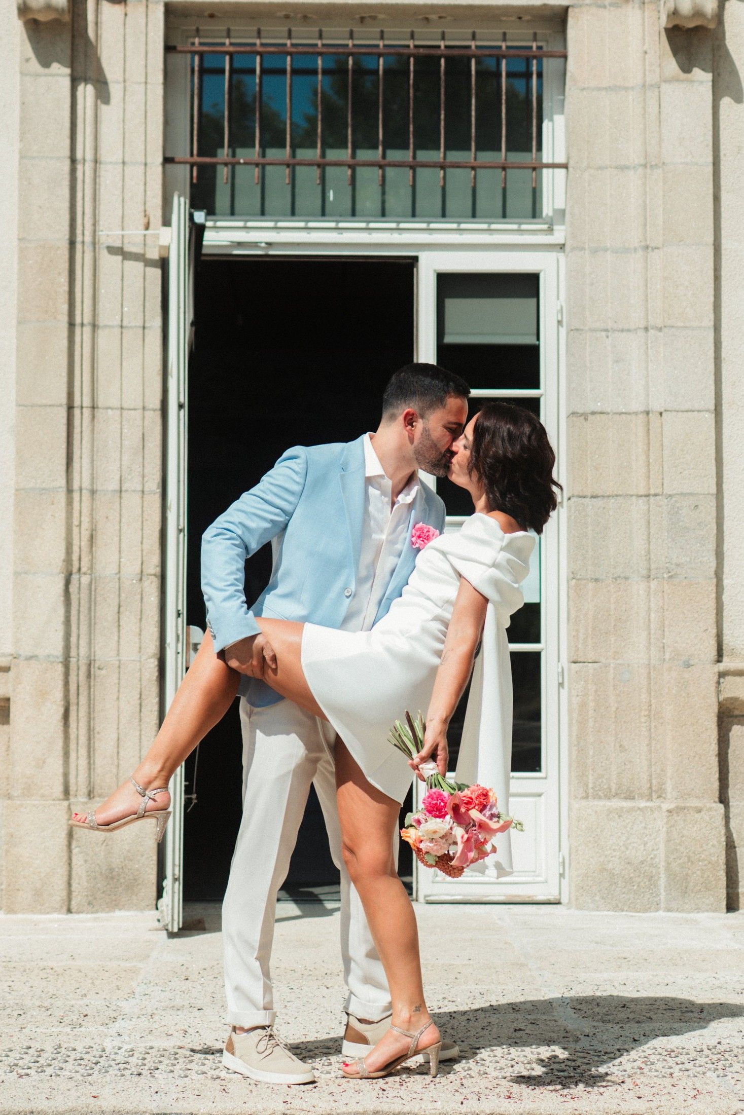 Couple photographié naturellement en extérieur