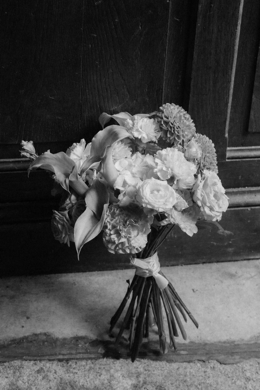 Bouquet de mariage photographié en noir et blanc