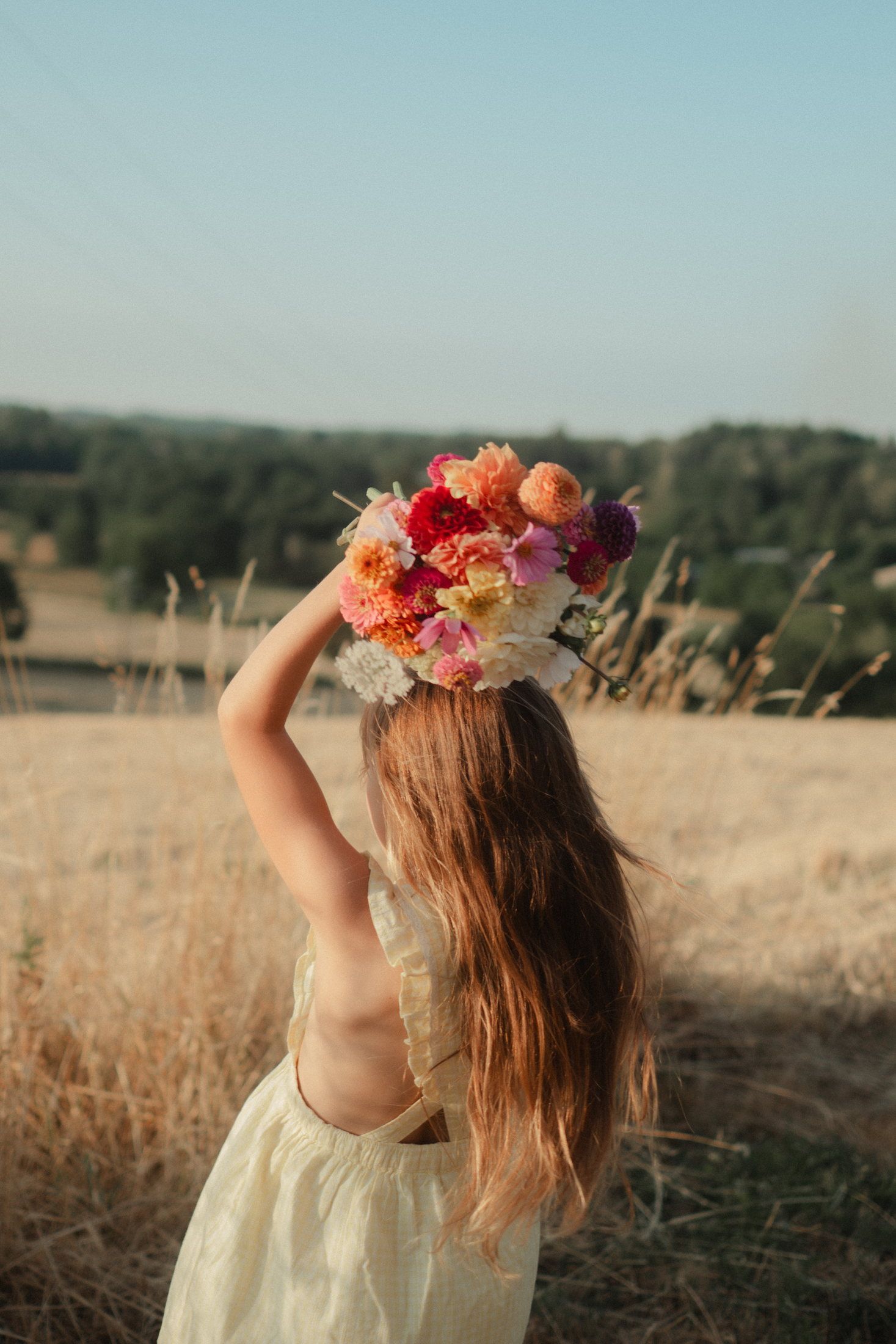 Enfant photographié en pleine nature lors d’une séance famille