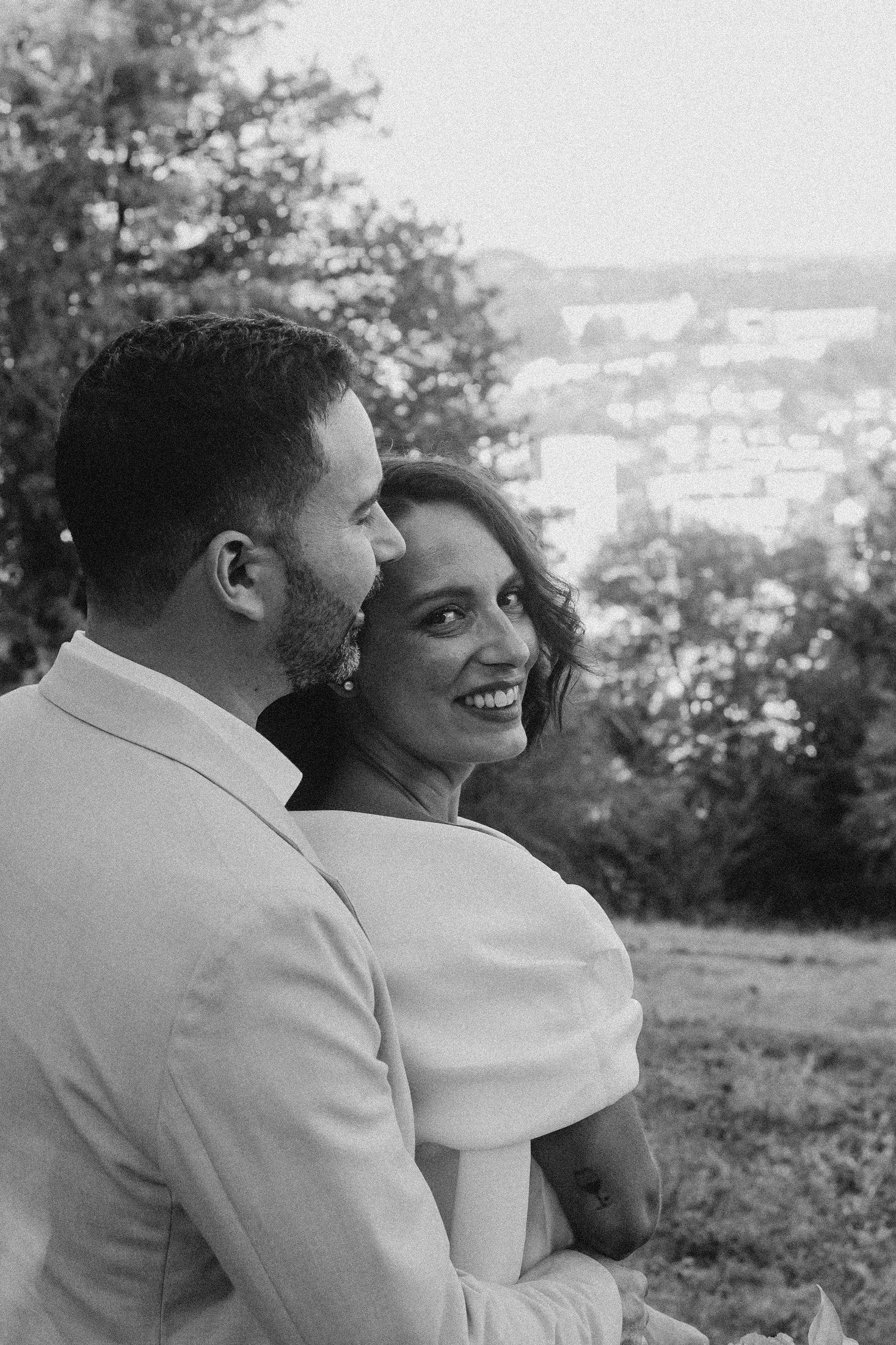 Couple de mariés lors d’un reportage photo naturel