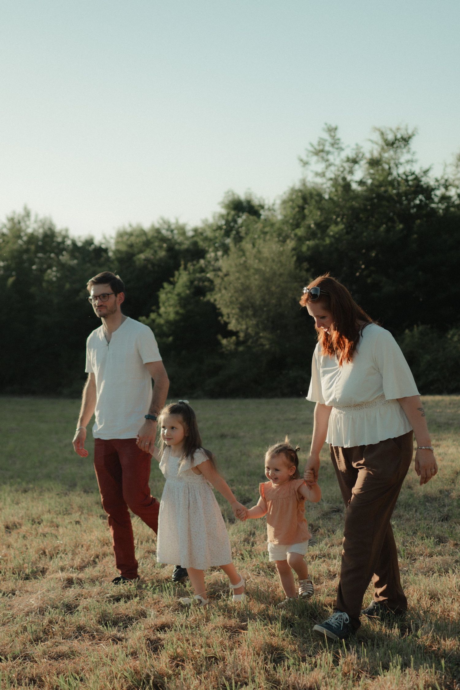Famille photographiée lors d’une séance naturelle en extérieur