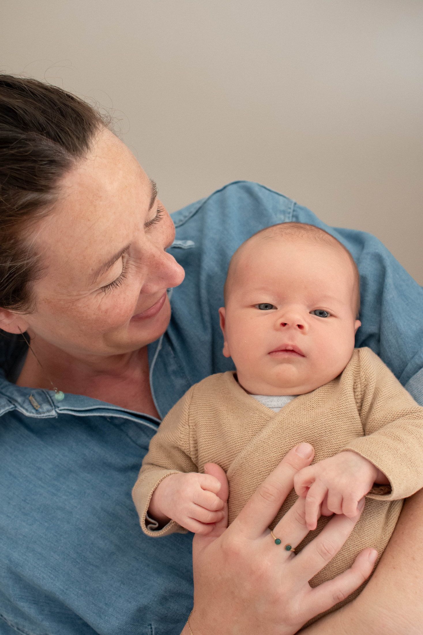 Nouveau-né photographié avec sa famille lors d’une séance naissance