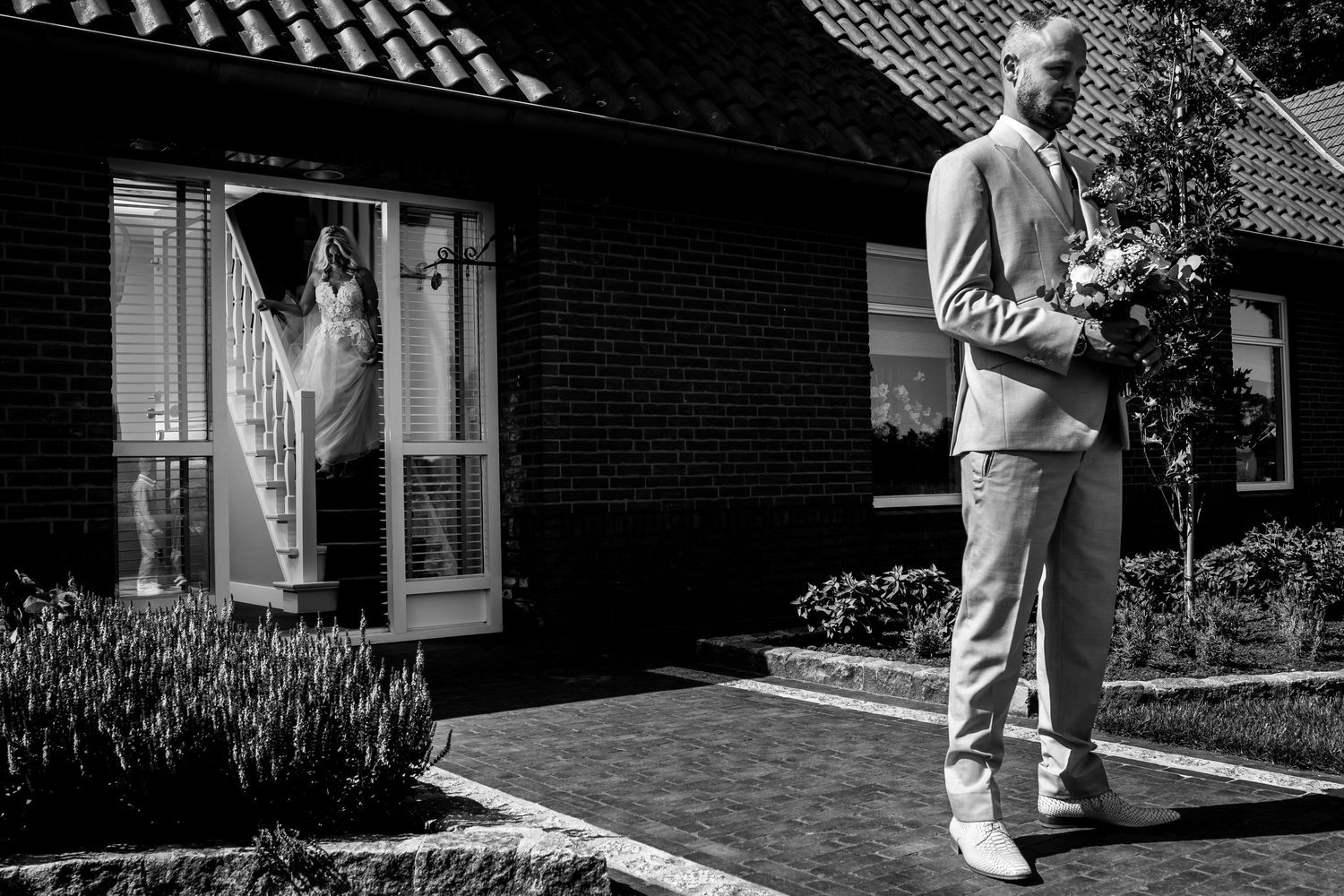 Onbewaakt moment tijdens trouwdag, vastgelegd door trouwfotograaf Twente