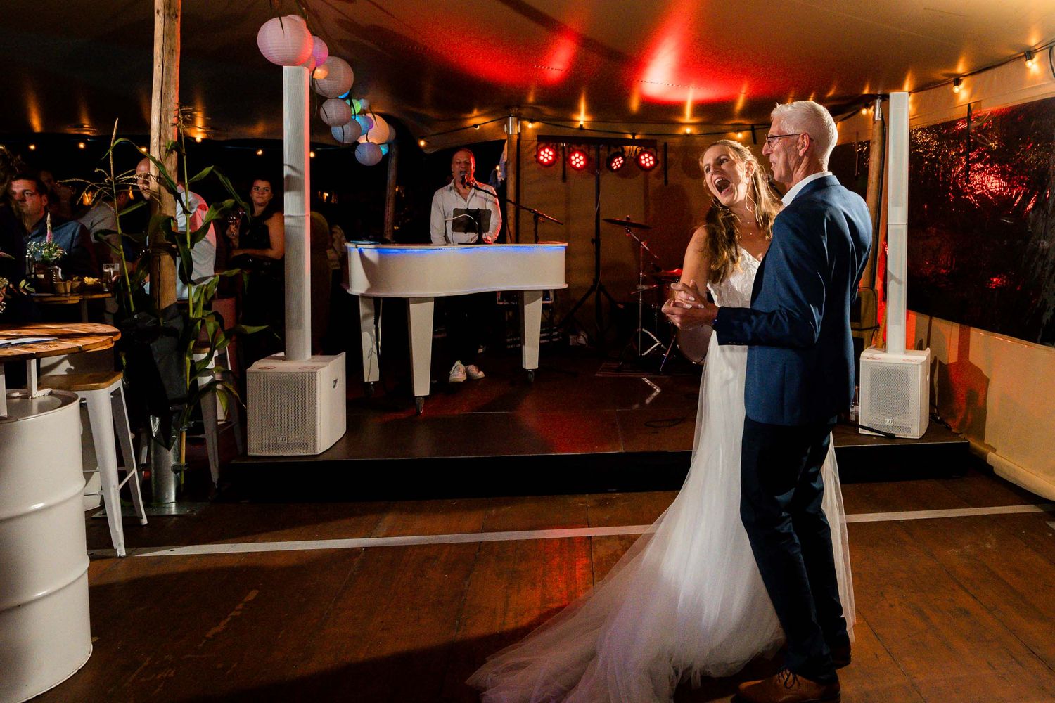 Uitgelaten feest tijdens bruiloft, documentaire trouwfotografie