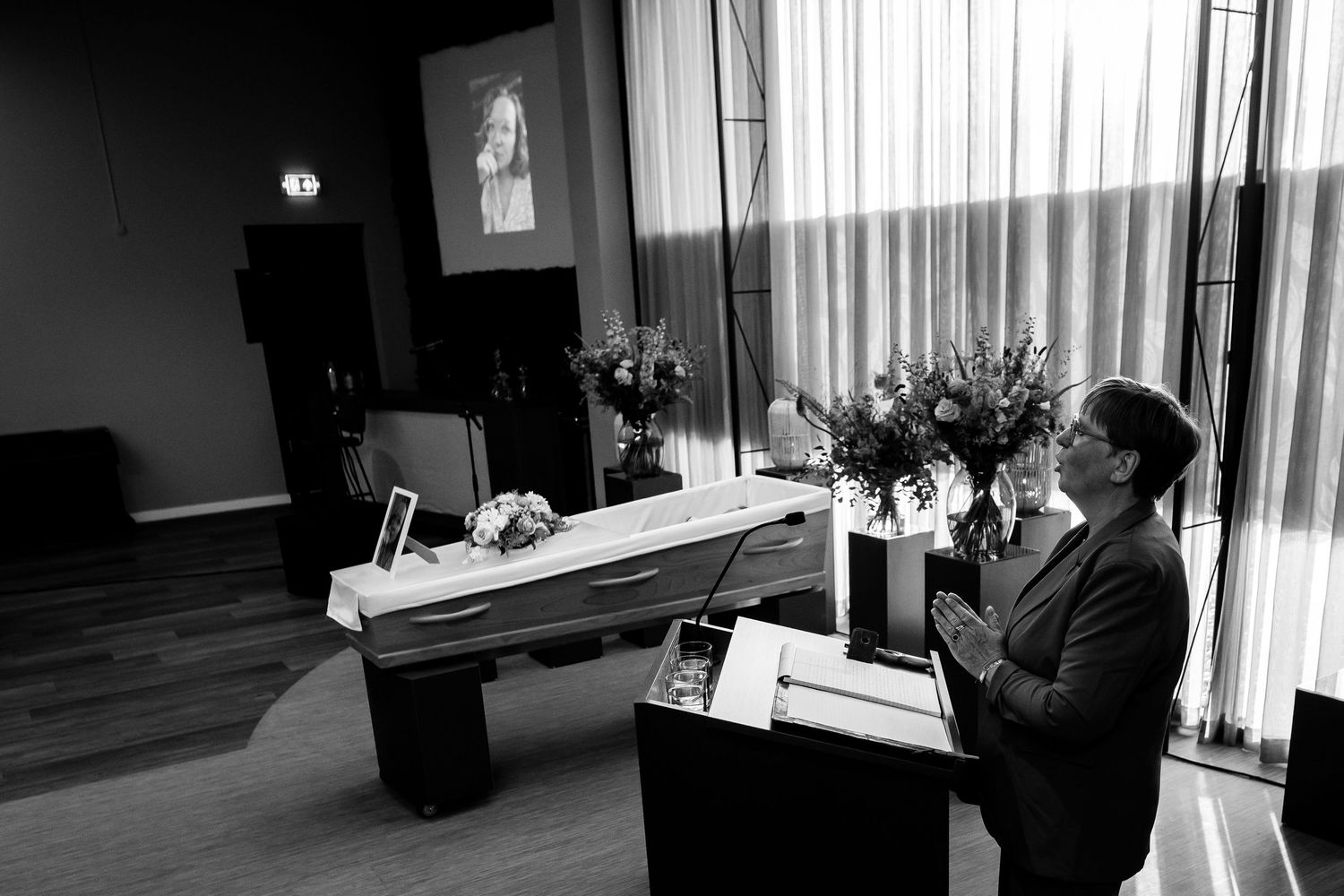 Troost en verbondenheid na afscheid, rouwfotografie Overijssel. Groningen, uitvaart. witte rozen, kist, handen, trouwring, speech