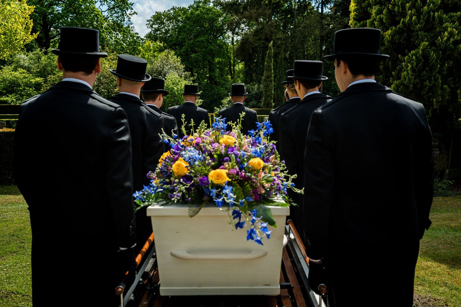 Bloemstuk bij uitvaart, gefotografeerd door afscheidsfotograaf Overijssel. Rouwdragers bij uitvaart, vastgelegd door afscheidsfotograaf Twen