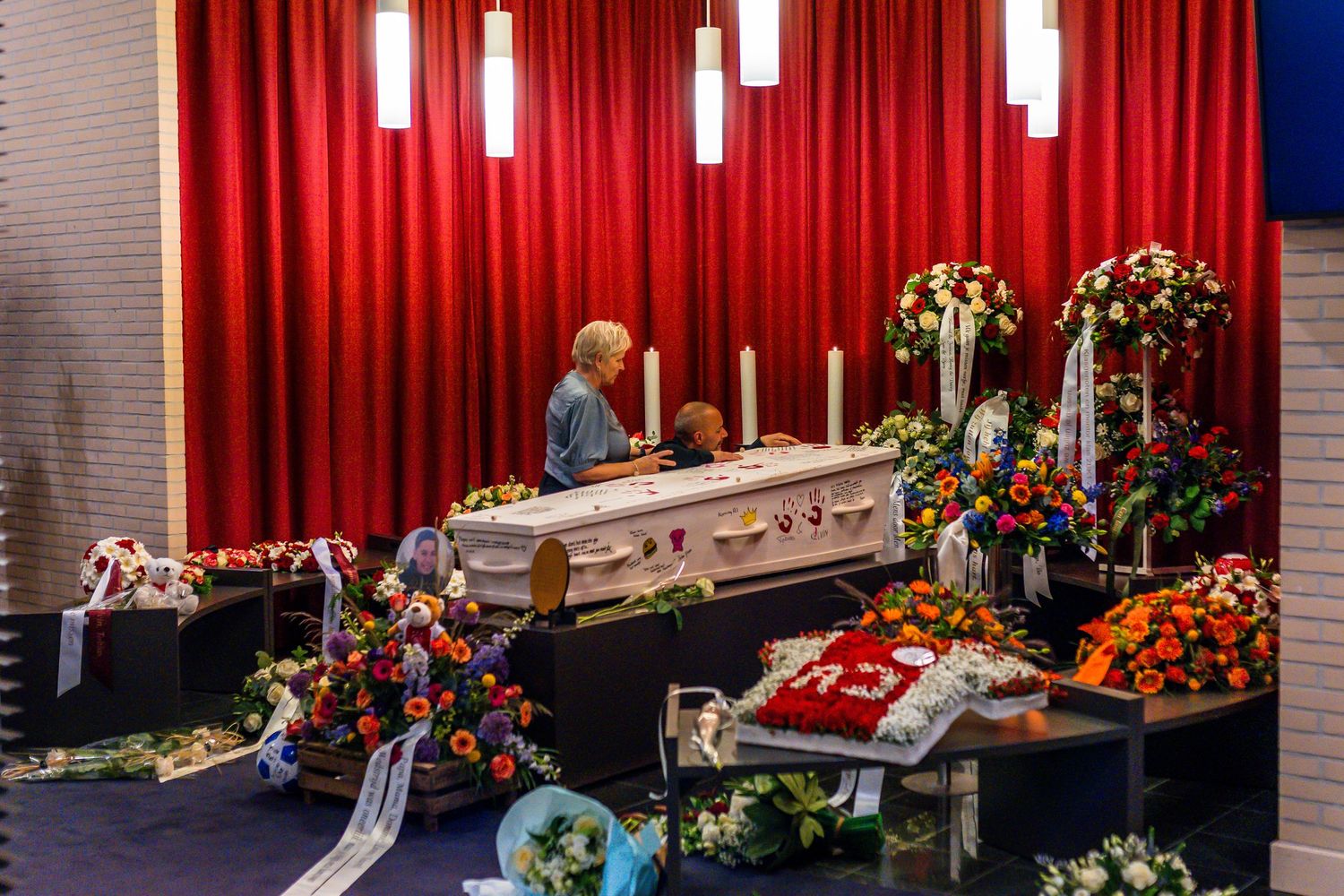 Afscheidsfotograaf legt moment vast bij het sluiten van de kist.
Bloemstuk bij uitvaart, gefotografeerd door afscheidsfotograaf Overijssel