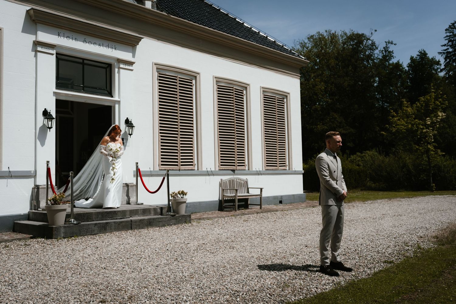 Bruidsjurk in editorial stijl vastgelegd, trouwfotografie Almelo. Firstlook.