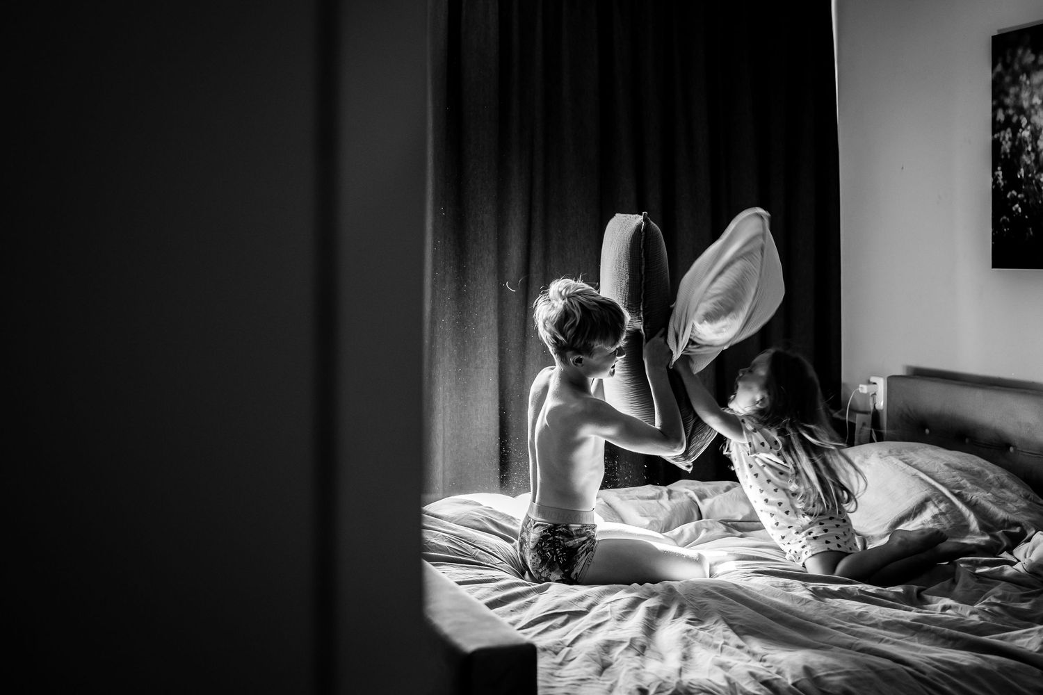 Kussengevecht thuis op bed van papa en mama