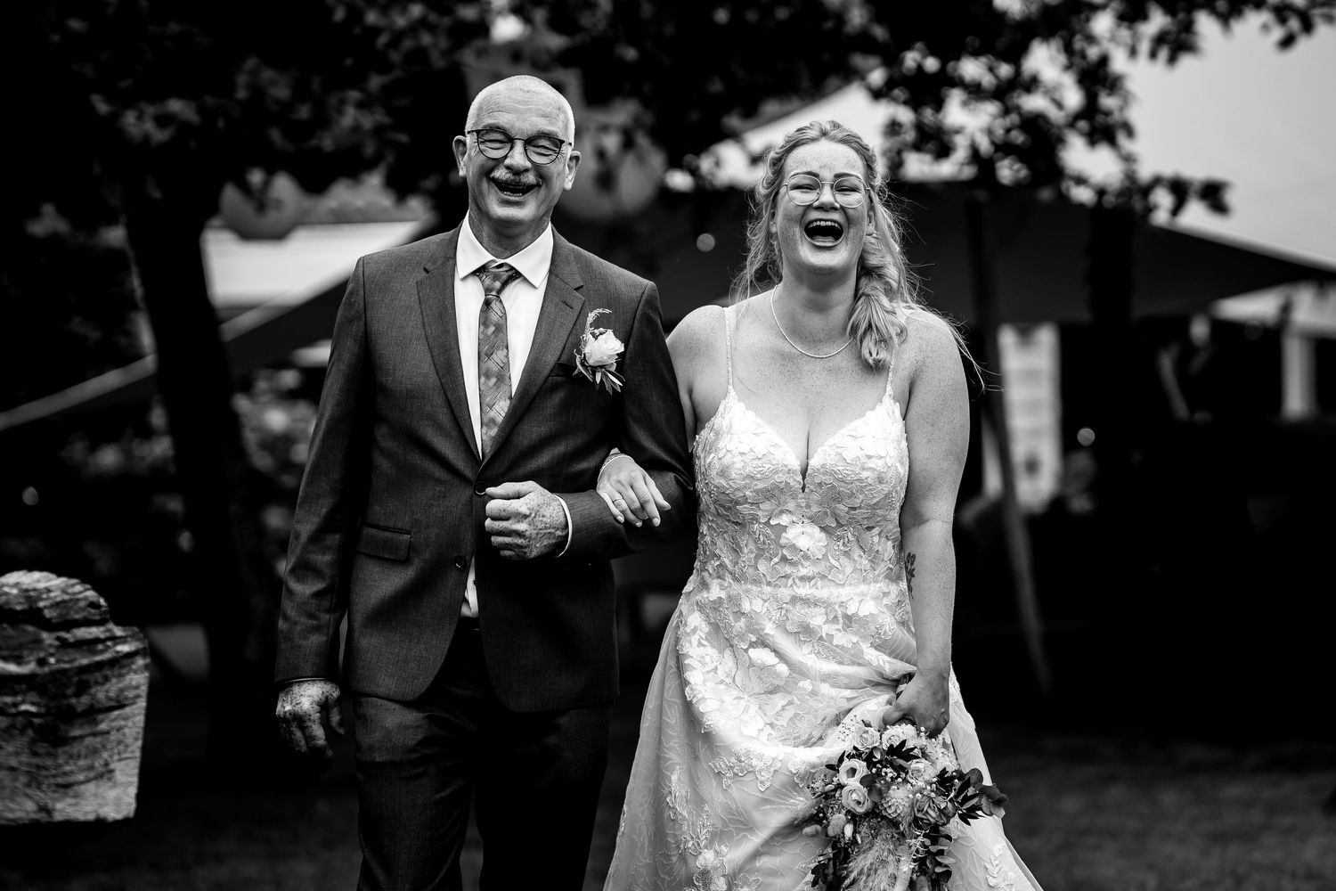 Samen met papa naar de ceremonie lopen, bruidsboeket, jawoord