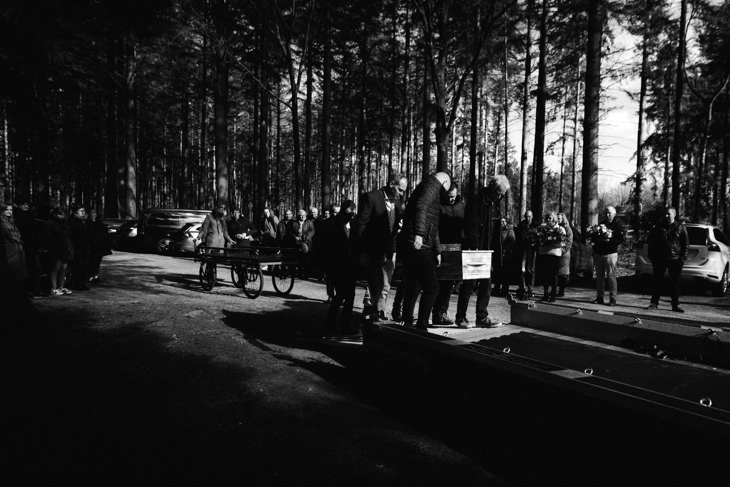 Aankomst rouwstoet, gefotografeerd tijdens uitvaartreportage.
Bloemstuk bij uitvaart, gefotografeerd door afscheidsfotograaf Overijssel