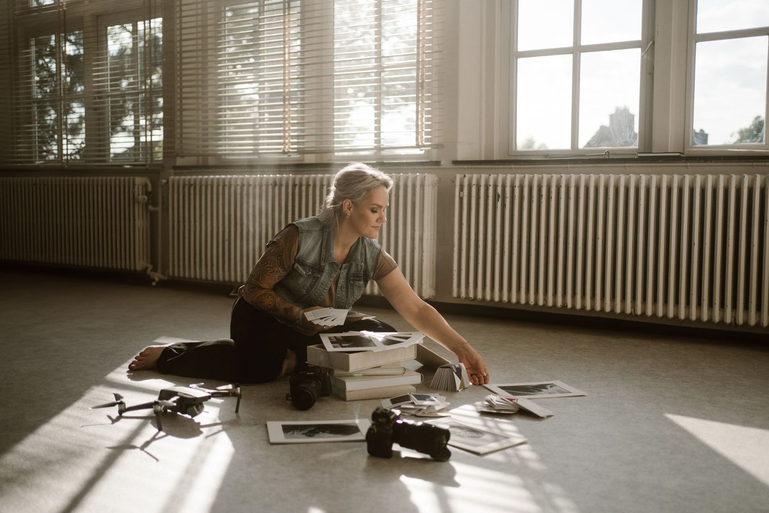 Ilona zittend met producten en drone